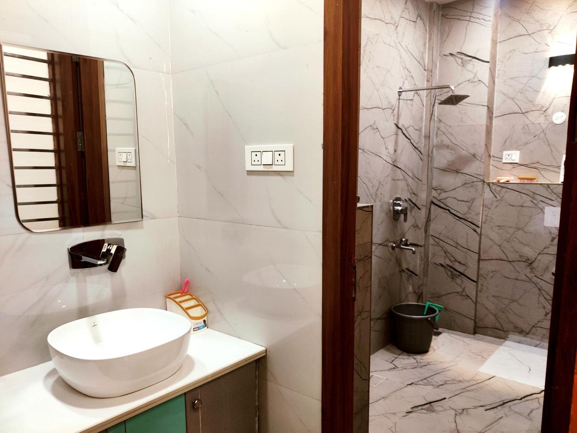 Homestay Premium Near Banke Bihari Ji With Power Backup - Free Wifi - Washing Machine Etc Vrindavan