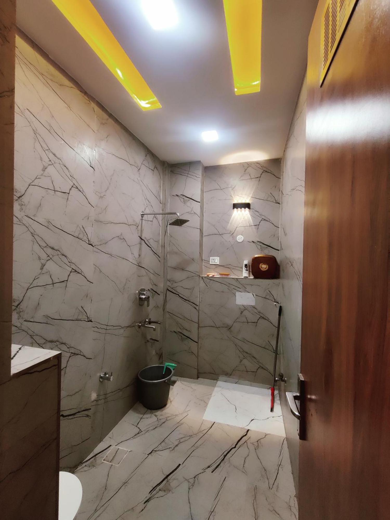 Premium Near Banke Bihari Ji With Power Backup - Free Wifi - Washing Machine Etc