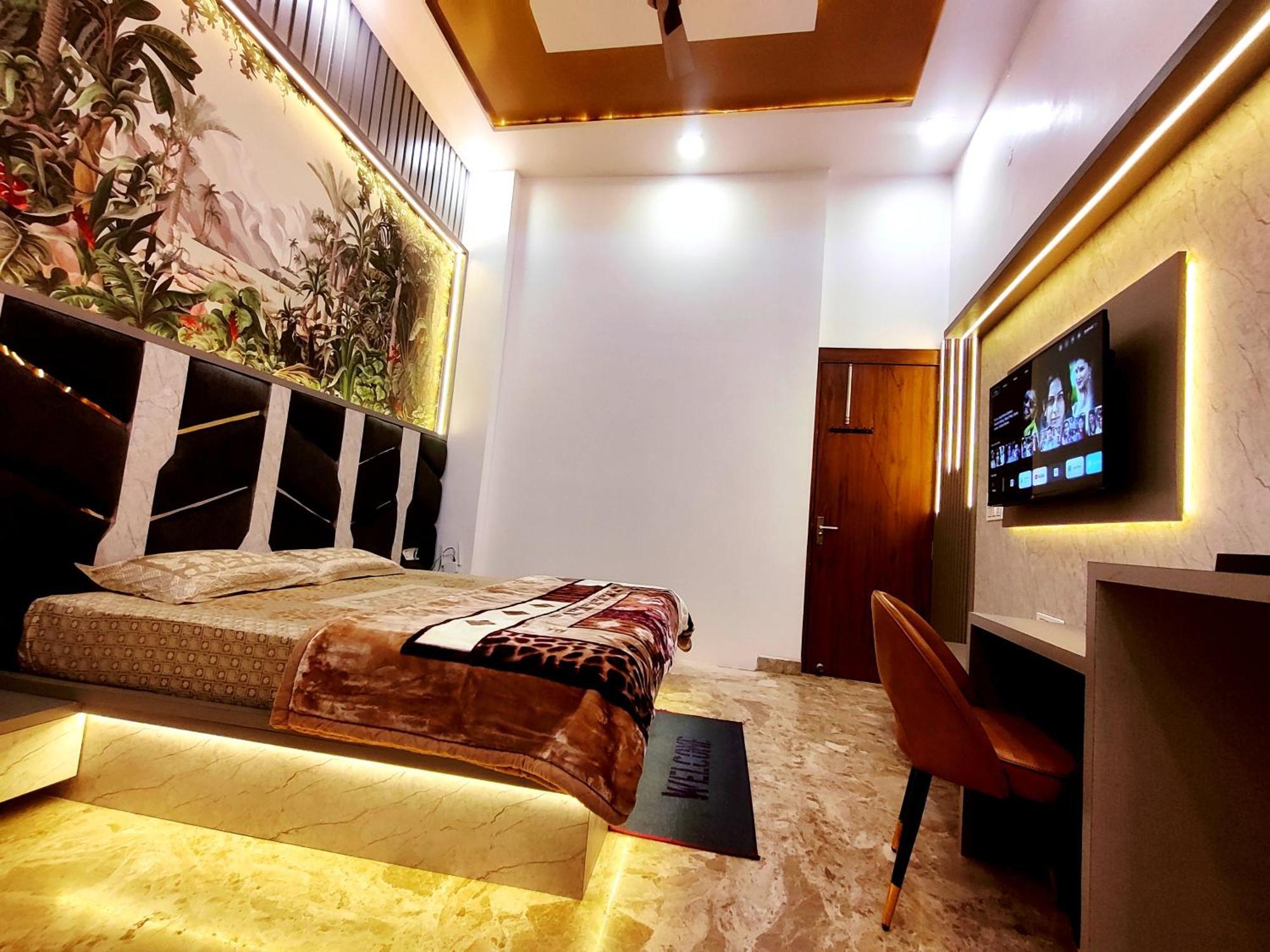 Premium Near Banke Bihari Ji With Power Backup - Free Wifi - Washing Machine Etc Homestay