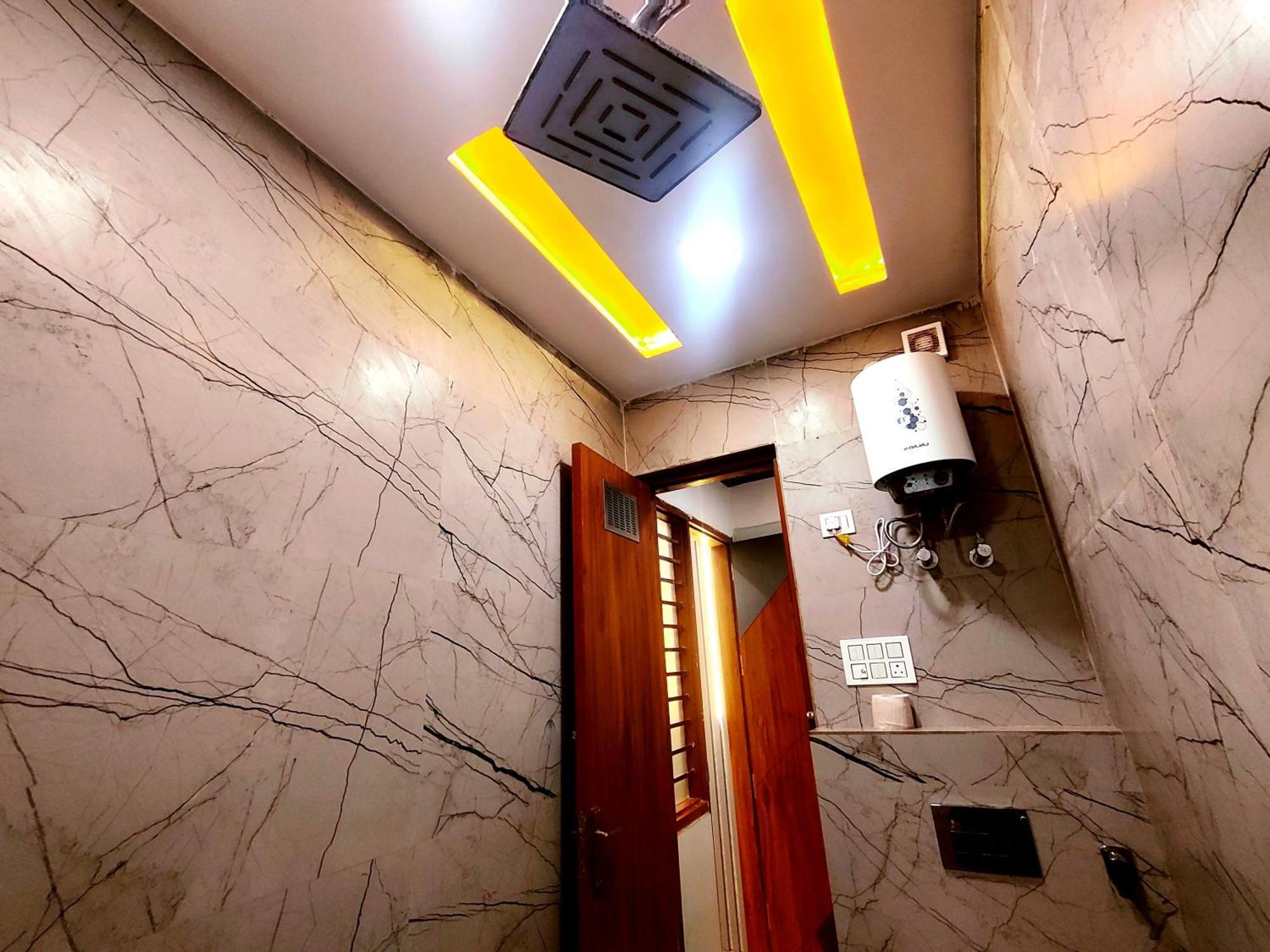 Premium Near Banke Bihari Ji With Power Backup - Free Wifi - Washing Machine Etc *