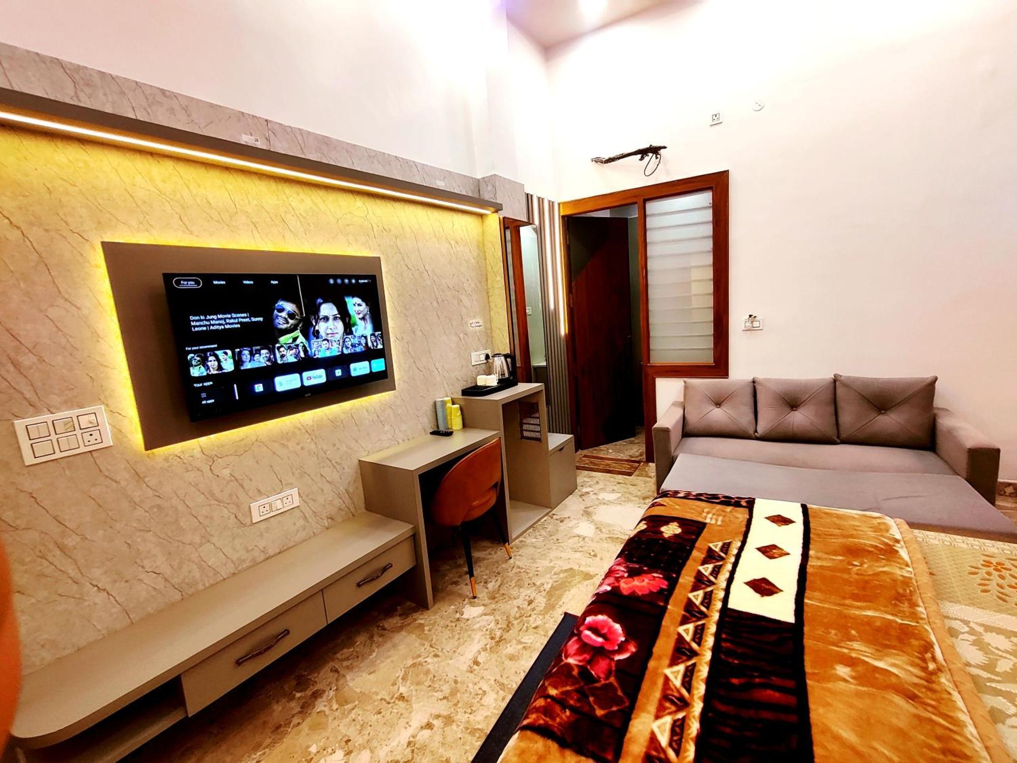 Premium Near Banke Bihari Ji With Power Backup - Free Wifi - Washing Machine Etc Homestay