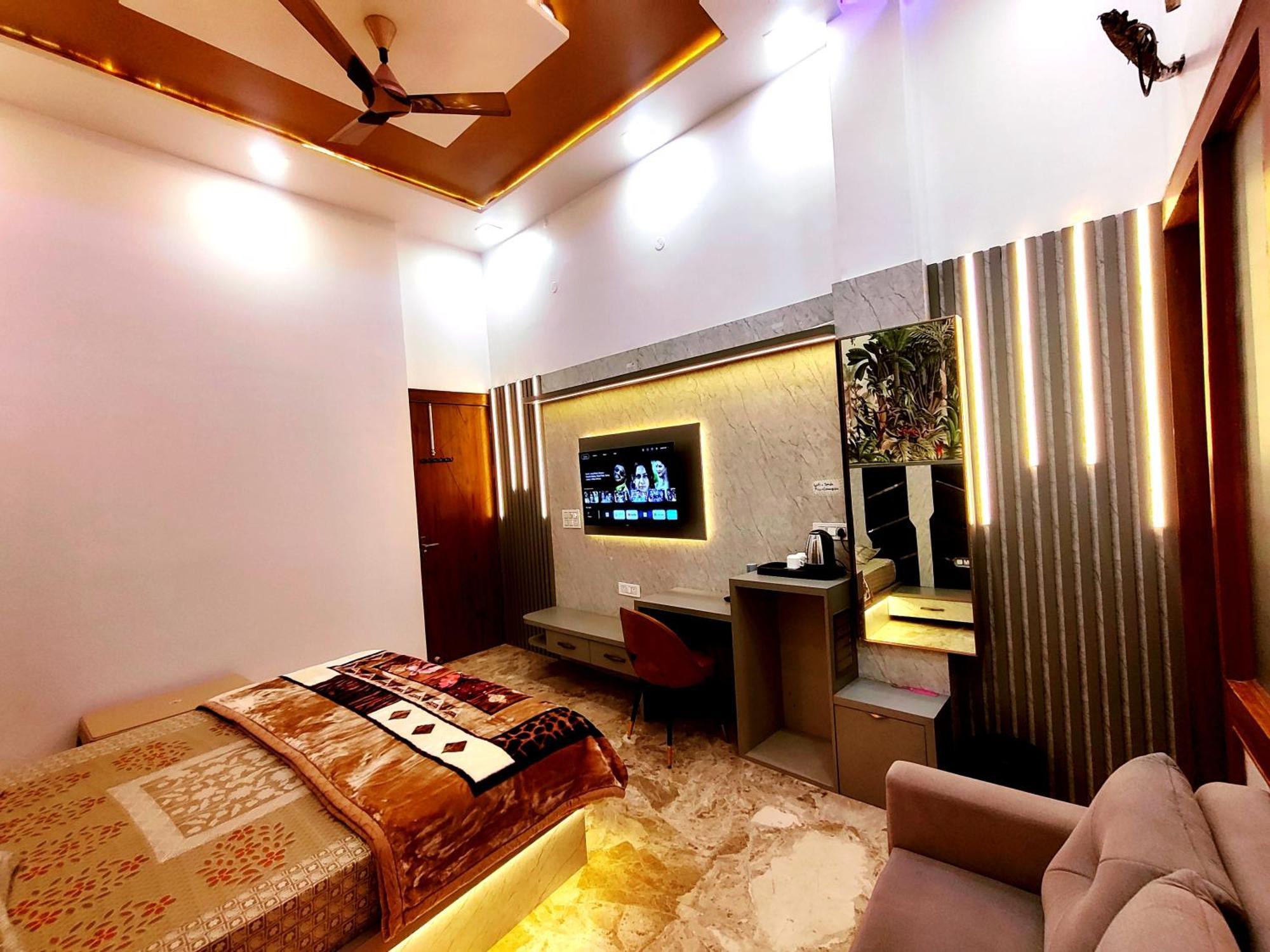 Homestay Premium Near Banke Bihari Ji With Power Backup - Free Wifi - Washing Machine Etc
