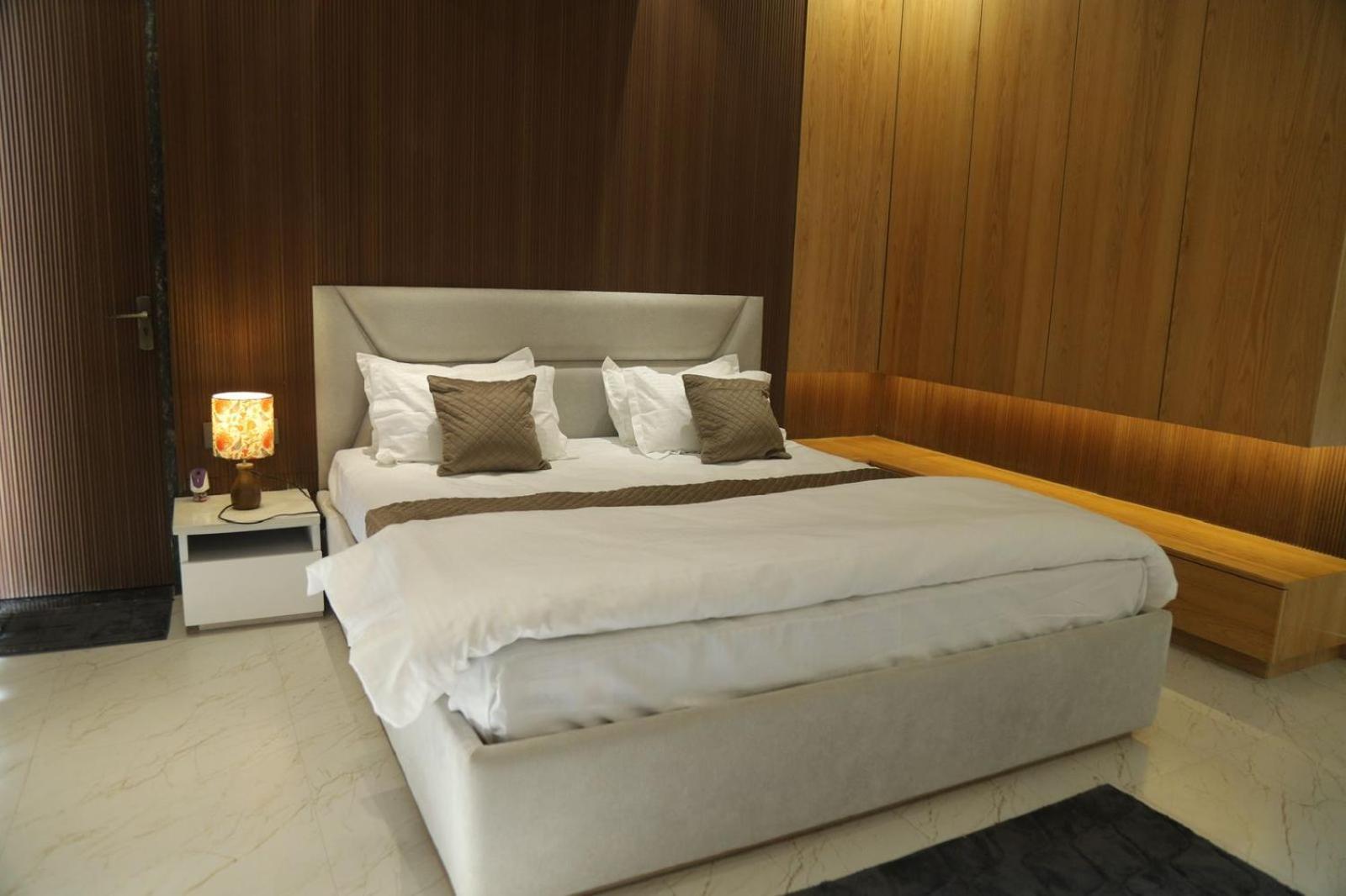 Hotel Shri Radha Oasis