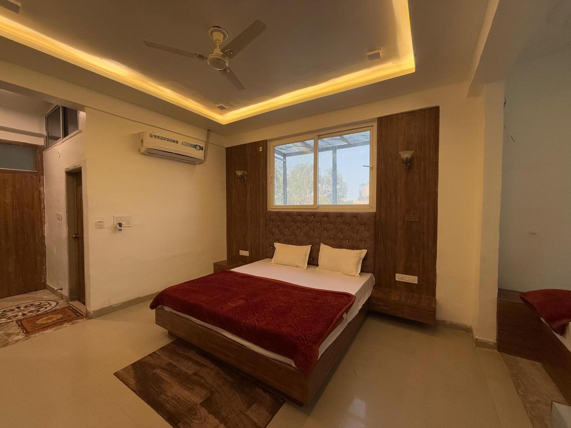 Radha Residency ! Fully Air Conditioned With Parking Facility, Near Isckon Temple & Prem Mandir Hotel *