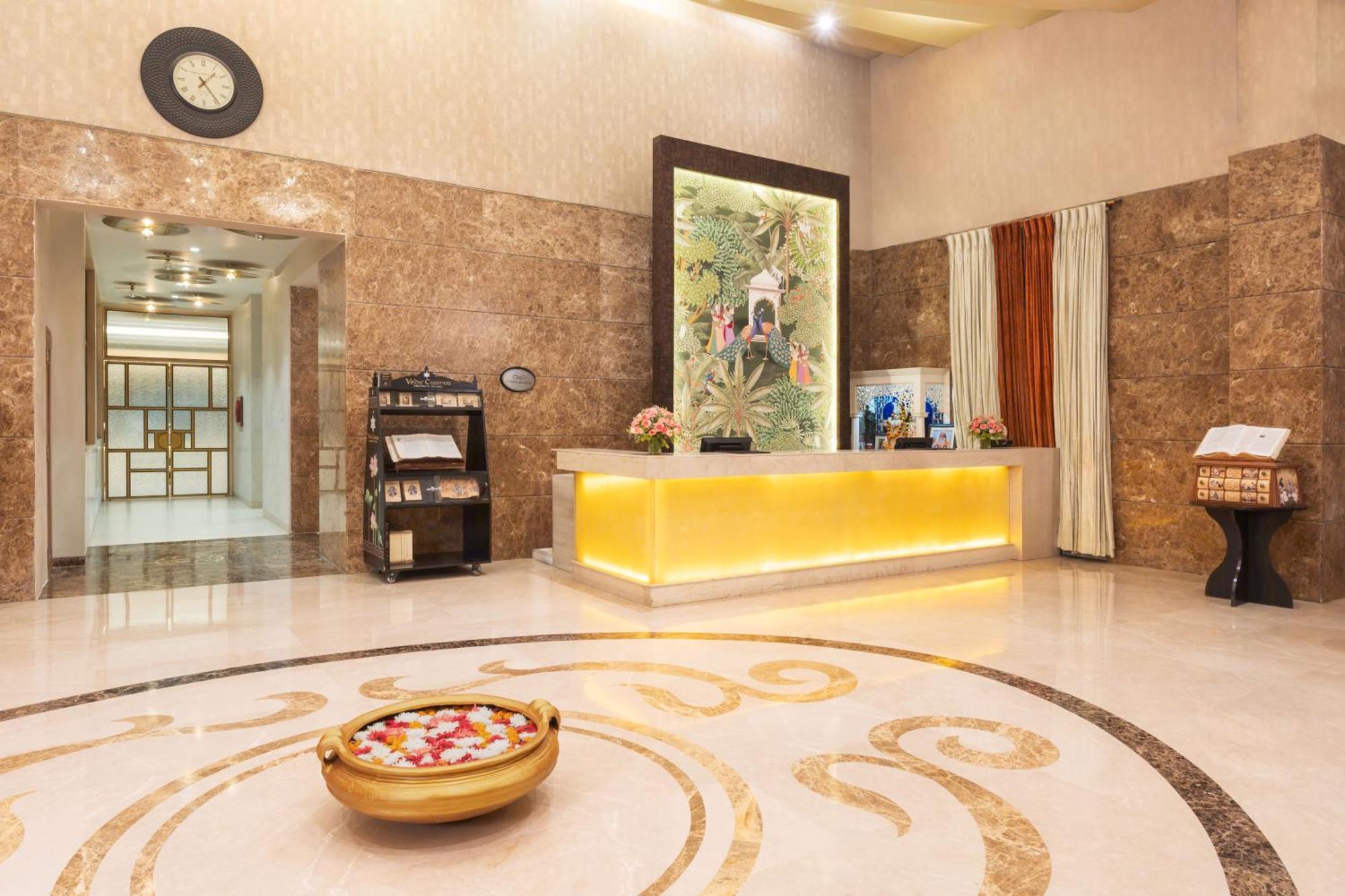 Nidhivan Sarovar Portico 4*