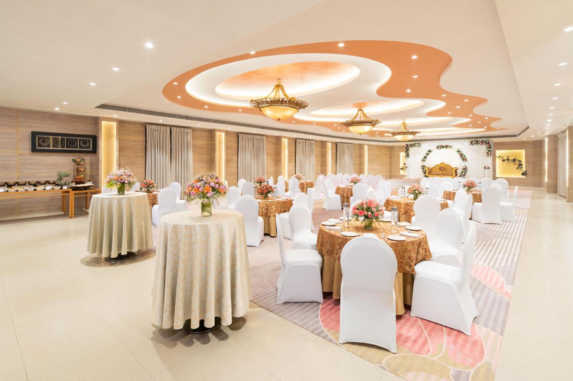 Nidhivan Sarovar Portico 4*