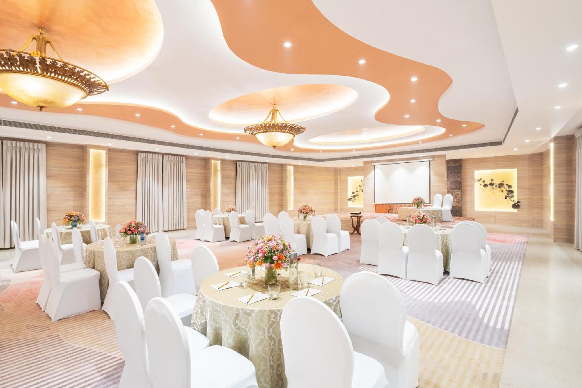 Nidhivan Sarovar Portico Hotel