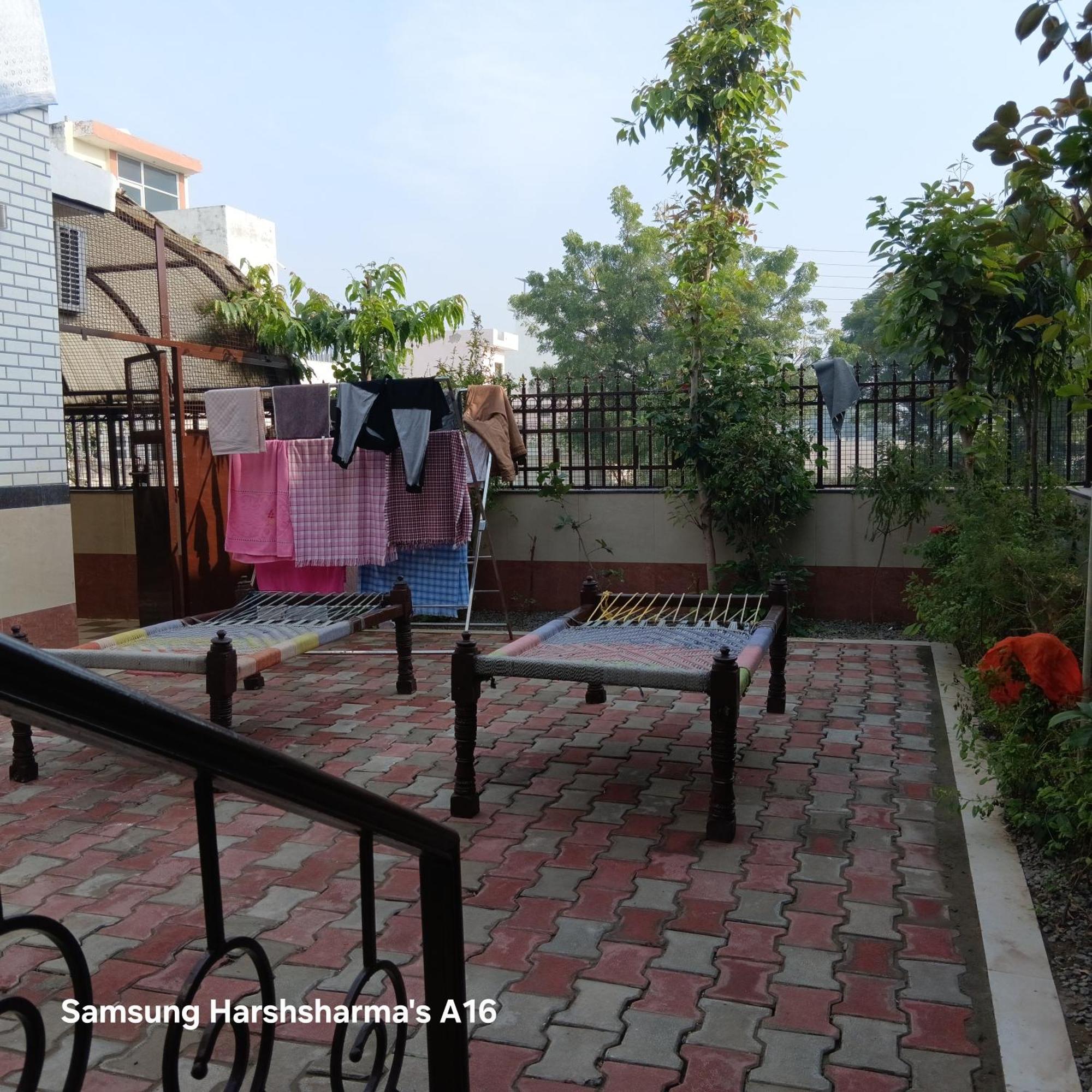 65 Sharma Nivash * Vrindavan