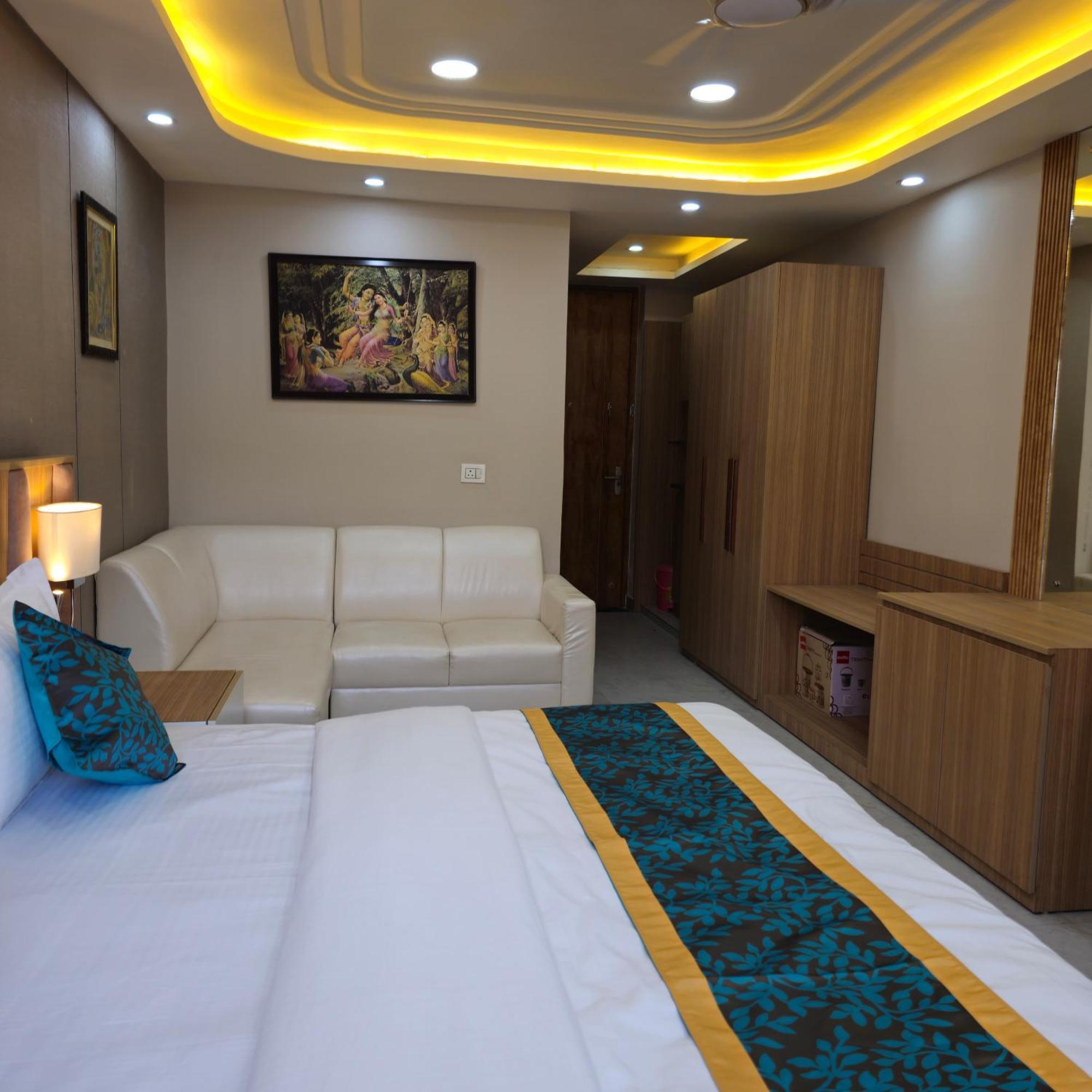 Shri Sadhana Hotel 3*