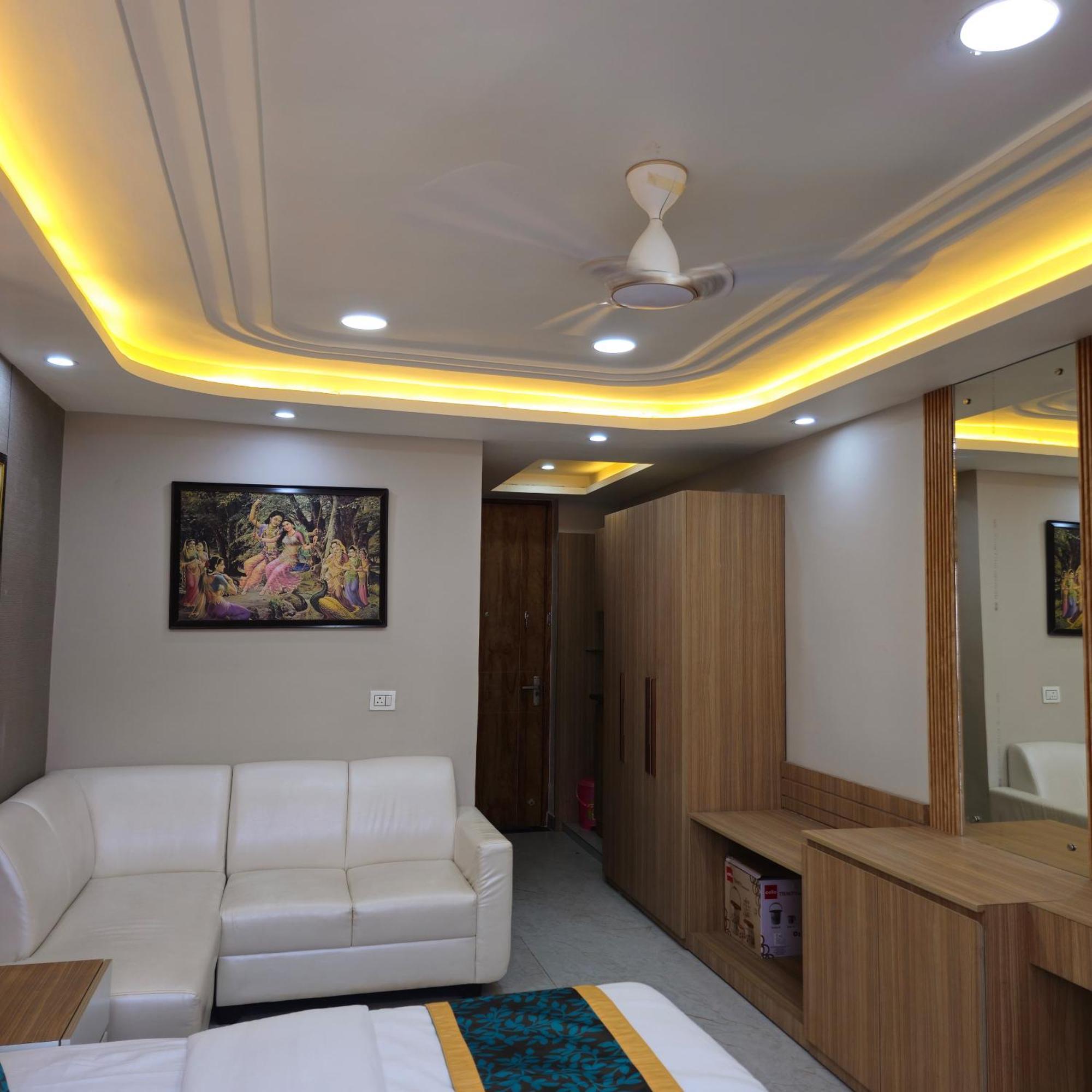 Shri Sadhana Hotel
