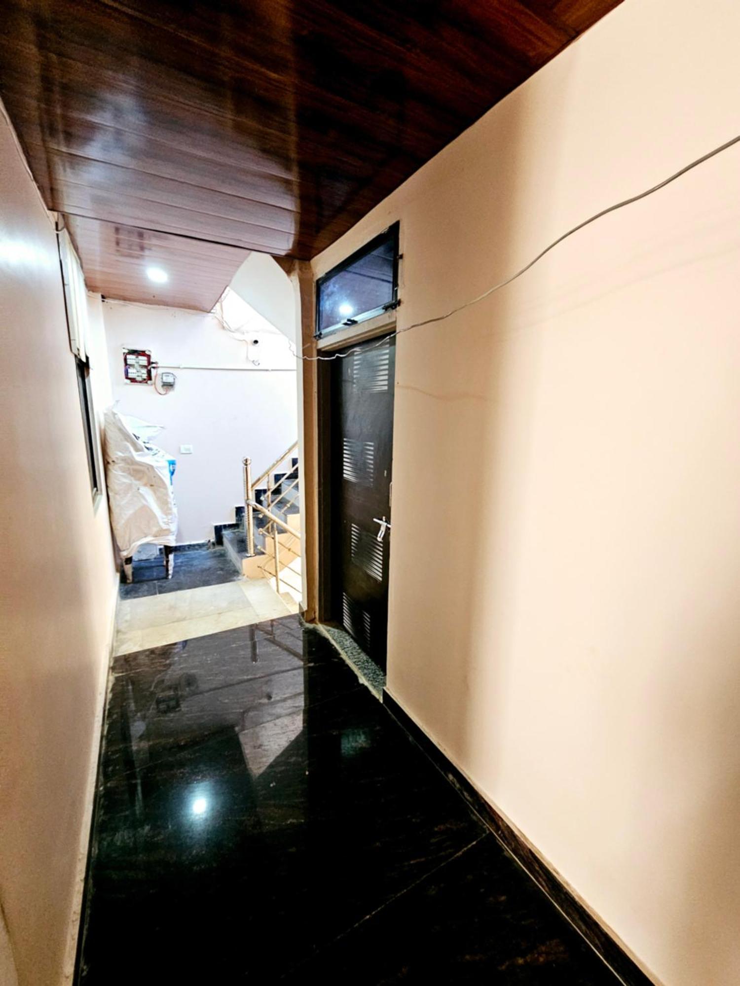 Guest house Divy Dhaam Near Prem Mandeer *