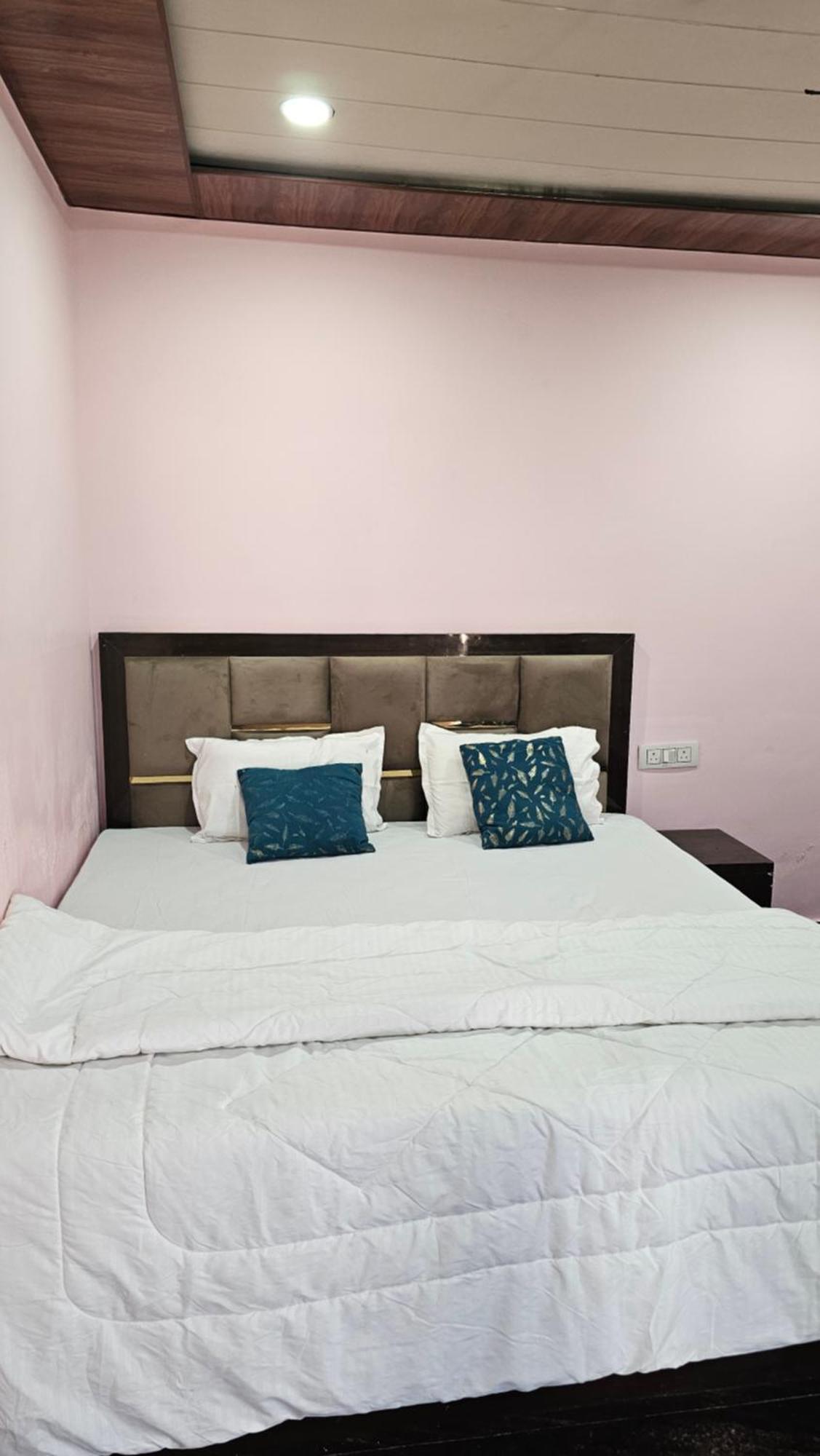 Divy Dhaam Near Prem Mandeer Guest house Vrindavan