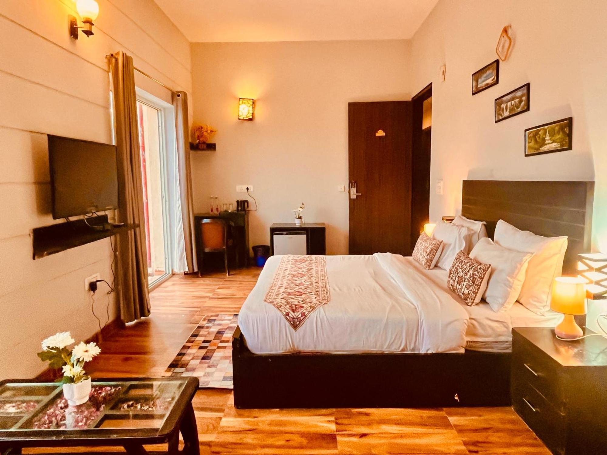 The Garnet Resort - Top Rated & Most Awarded Property In Vrindavan Hotel