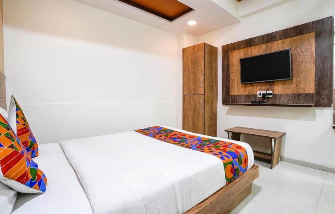 Whitehouse - Family In Vrindavan- Ideal For Families - Inhouse Parking -free 5g Internet Vrindavan