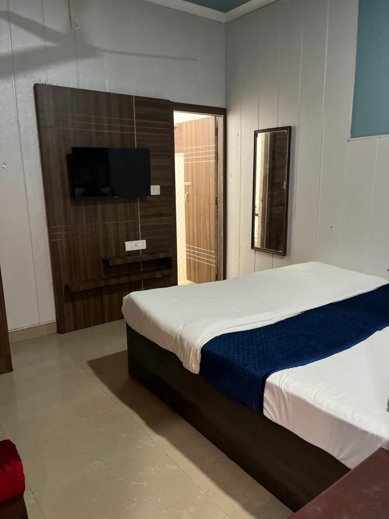 Great - Rated In Vrindavan- Ideal For Families Hotel 3*