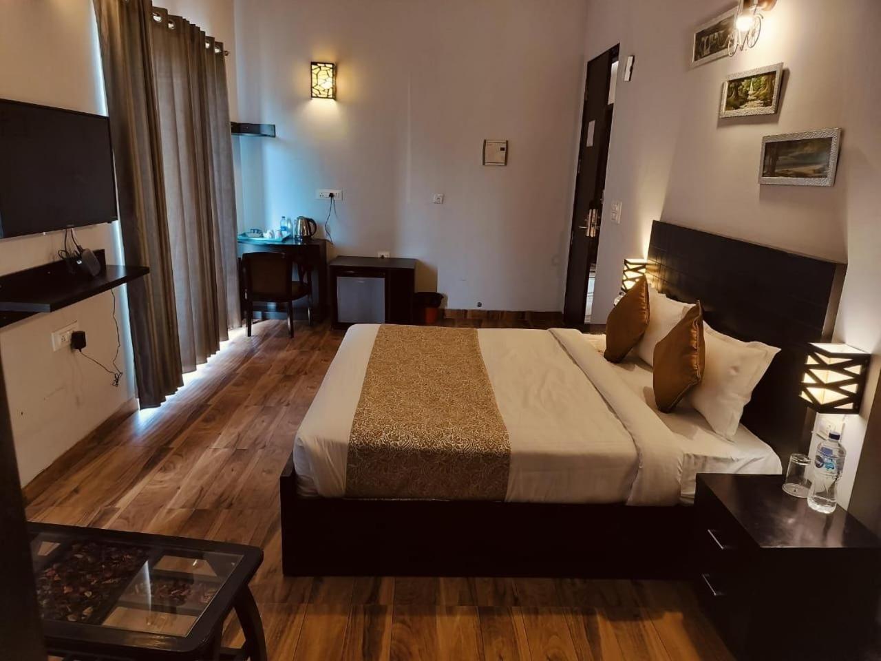 Hotel Ganret And Vrindavan