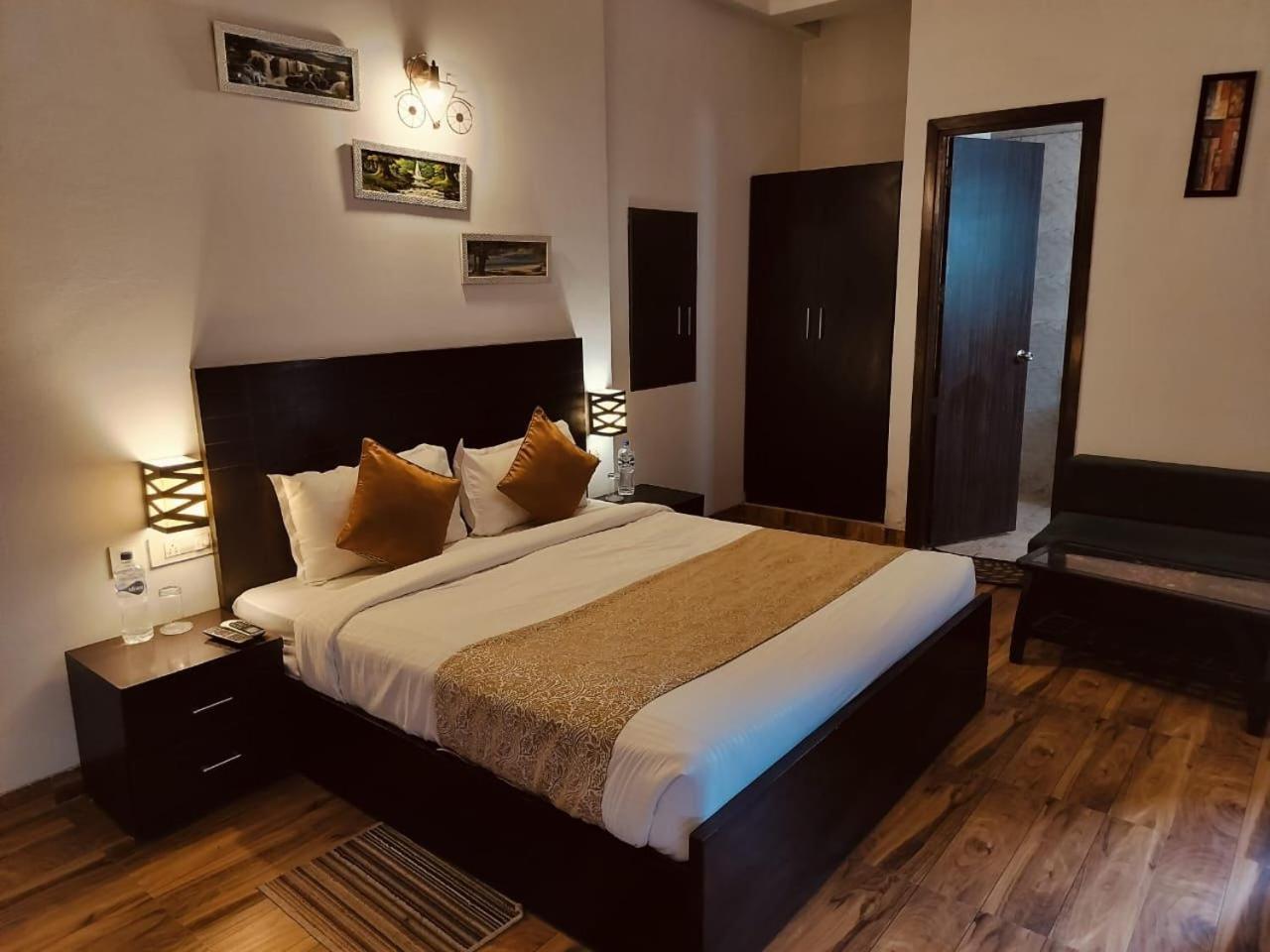 Hotel Ganret And Vrindavan