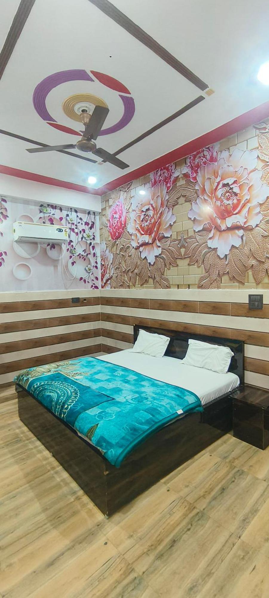 K.d.dham-near Prem Mandir Guest house *