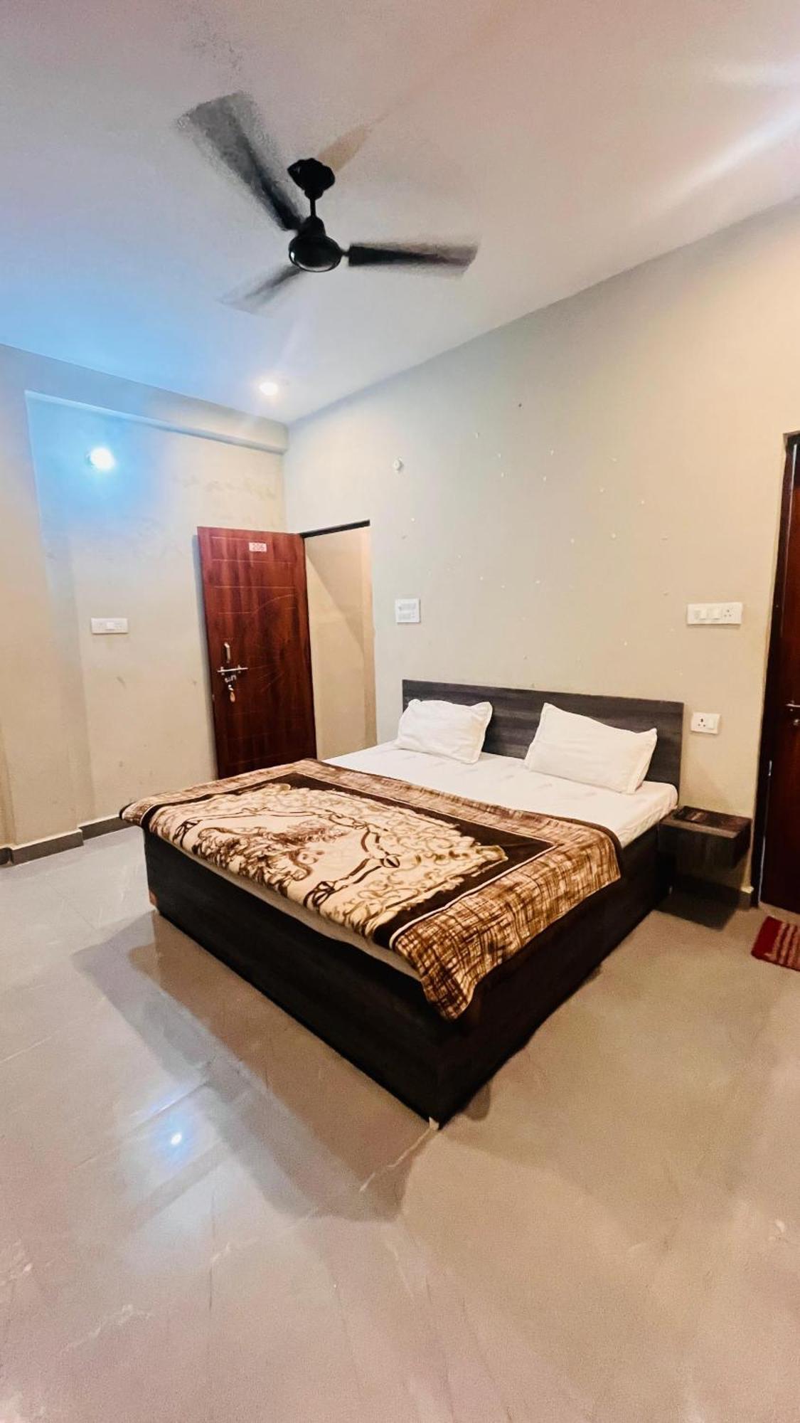 Radha Madhav Dham Guest house *