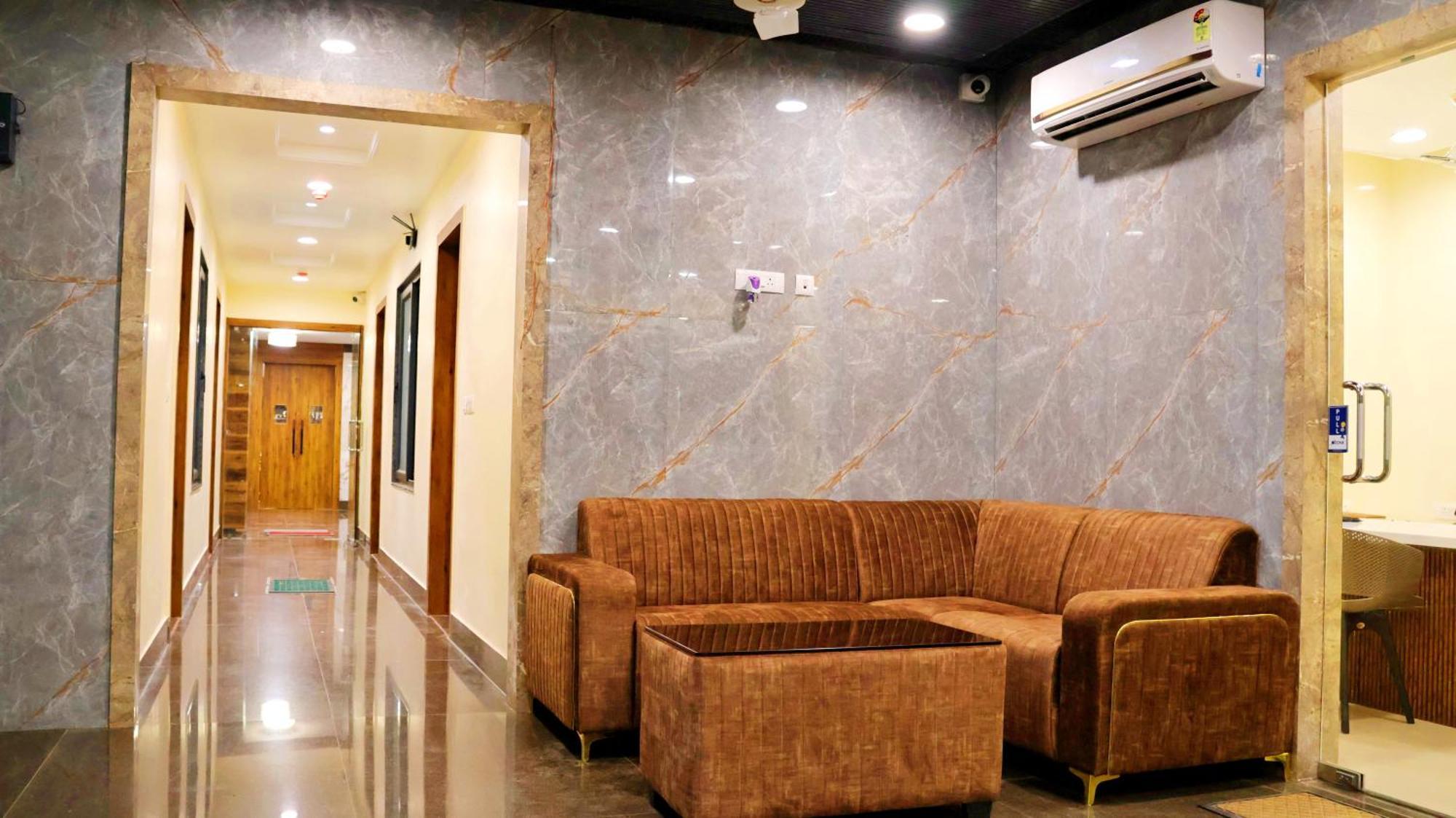 Tulsi Grand Hotel *