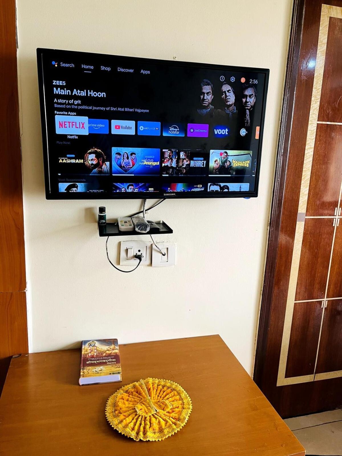 Private Close To Iskcon And Prem Mandir Apartment *