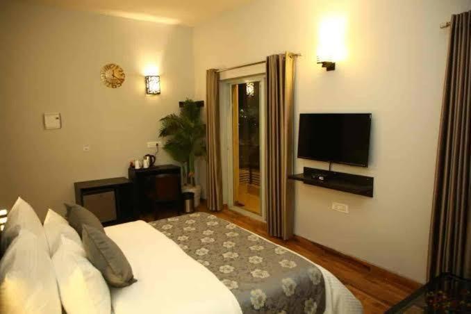Anand Citrine & Hotel 2*