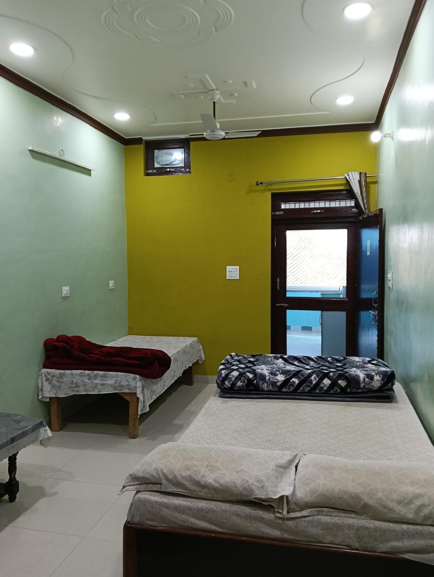 Priyamvada Family Guest house *