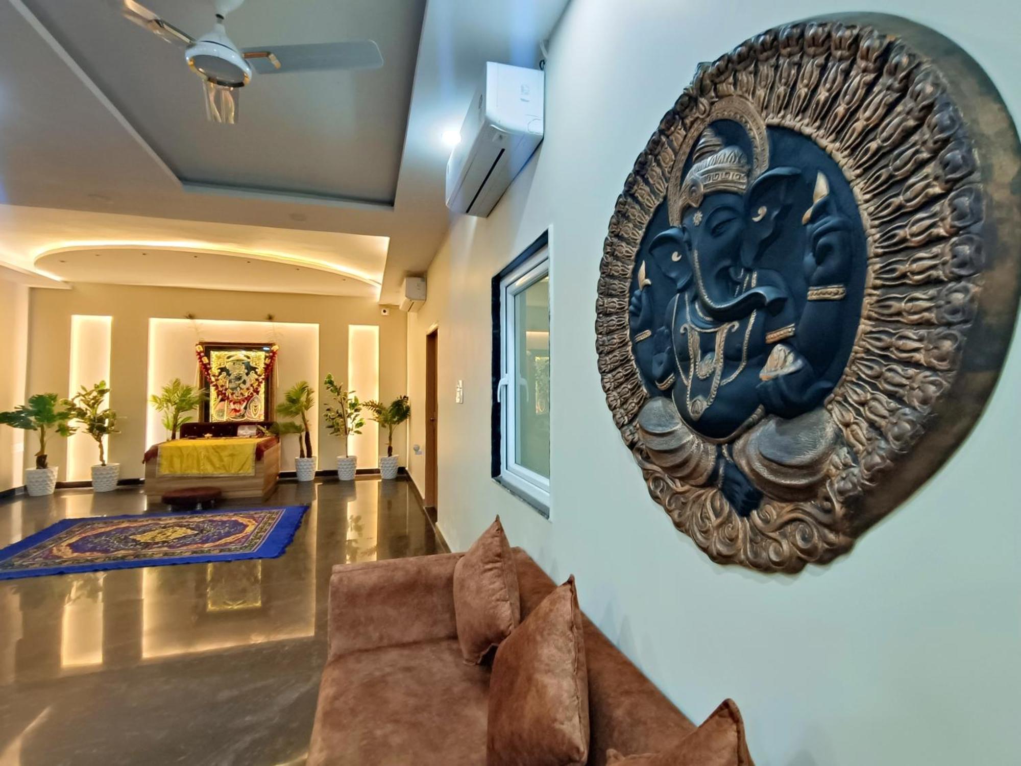 Shree Niddhivan ! Fully Ac, Nearby Prem Mandir & Isckon Temple - 500 Meters Away Only, Close To Main Attractions, Premium Rooms! Hotel 4*