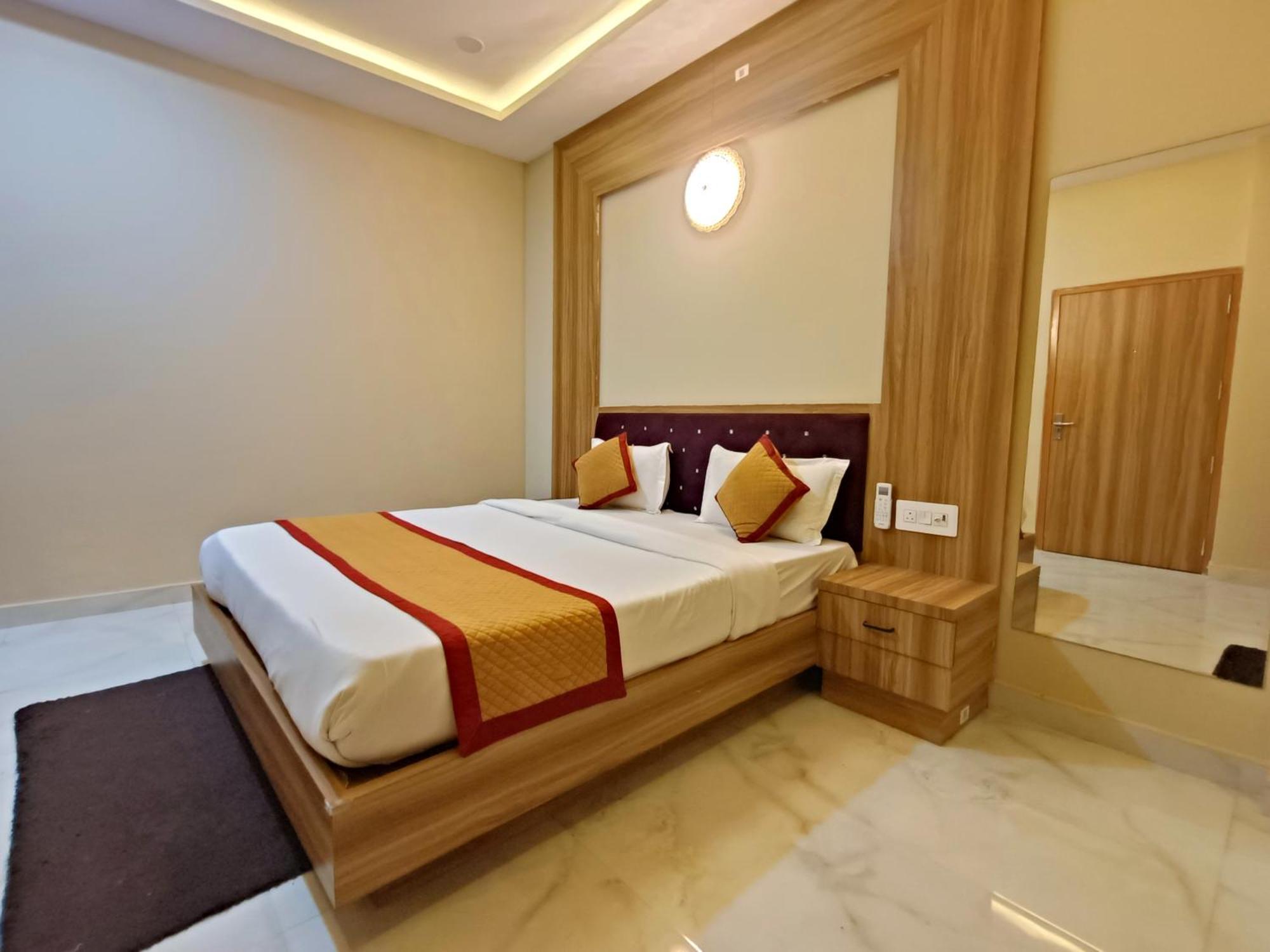 Shree Niddhivan ! Fully Ac, Nearby Prem Mandir & Isckon Temple - 500 Meters Away Only, Close To Main Attractions, Premium Rooms! 4* Vrindavan