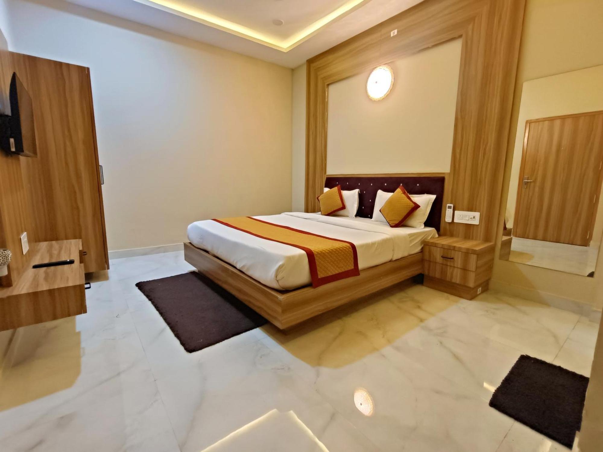 Shree Niddhivan ! Fully Ac, Nearby Prem Mandir & Isckon Temple - 500 Meters Away Only, Close To Main Attractions, Premium Rooms! Hotel Vrindavan