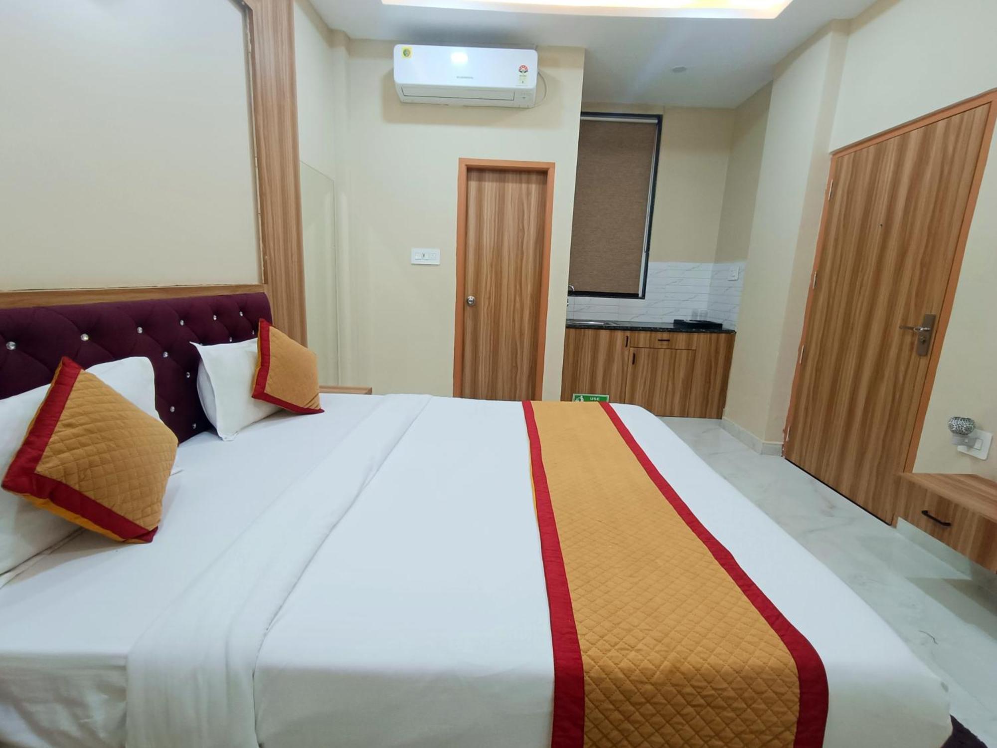 Shree Niddhivan ! Fully Ac, Nearby Prem Mandir & Isckon Temple - 500 Meters Away Only, Close To Main Attractions, Premium Rooms! Hotel Vrindavan