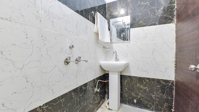 Premium Residency Fully Air Condition With Free Wifi Luxury Rated & Selling In 3*