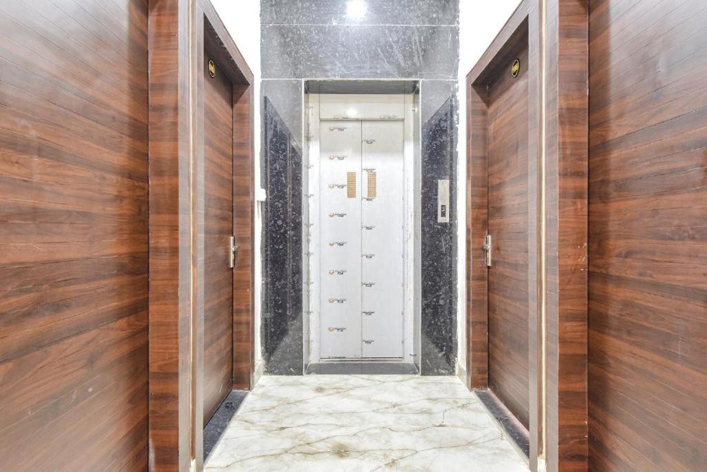Premium Residency Fully Air Condition With Free Wifi Luxury Rated & Selling In Hotel Vrindavan