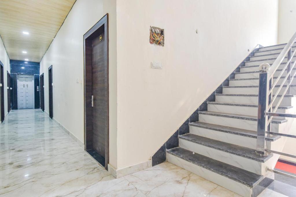 Premium Residency Fully Air Condition With Free Wifi Luxury Rated & Selling In Hotel Vrindavan
