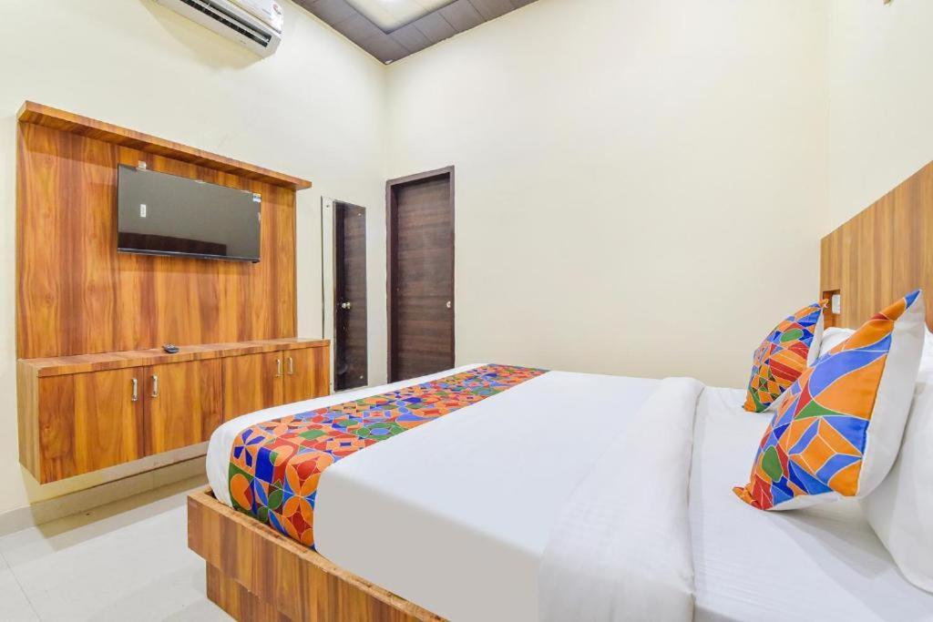Premium Residency Fully Air Condition With Free Wifi Luxury Rated & Selling In Hotel Vrindavan