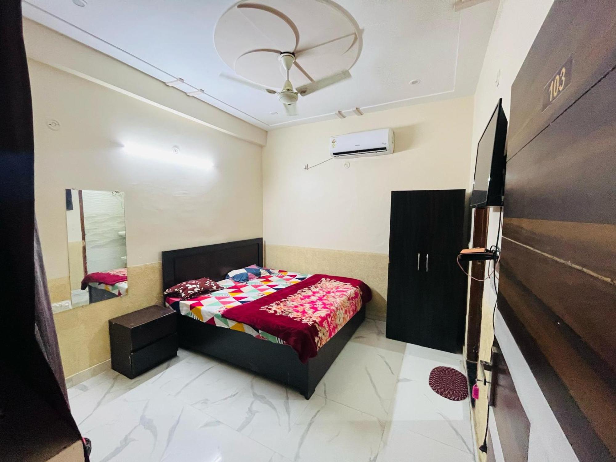 Krishna Palace Near Prem Mandir Homestay
