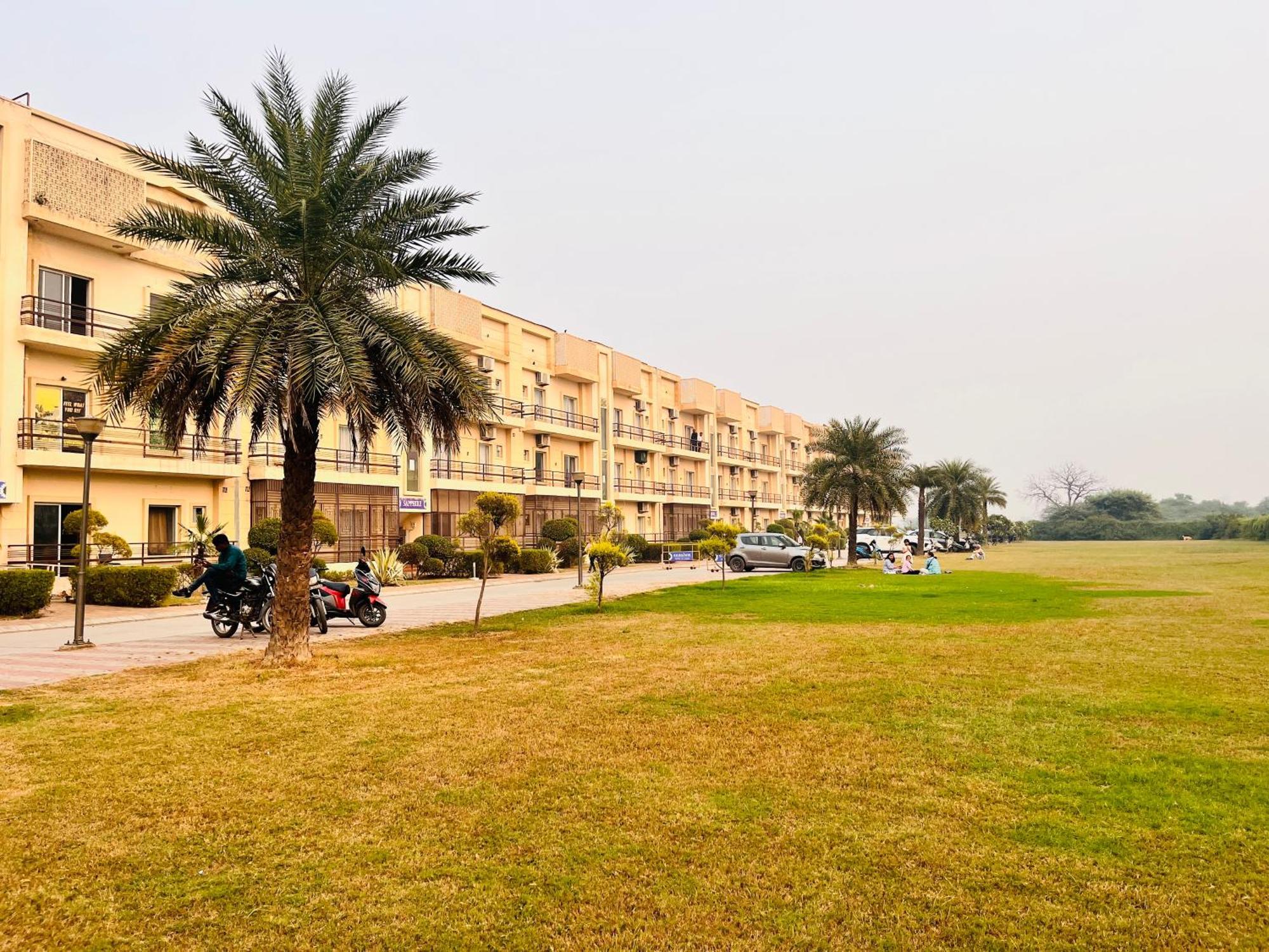 Hotel The Sapphire 1,2,3 Bedrooms Available In Omaxe - A Four Star Luxury 4*