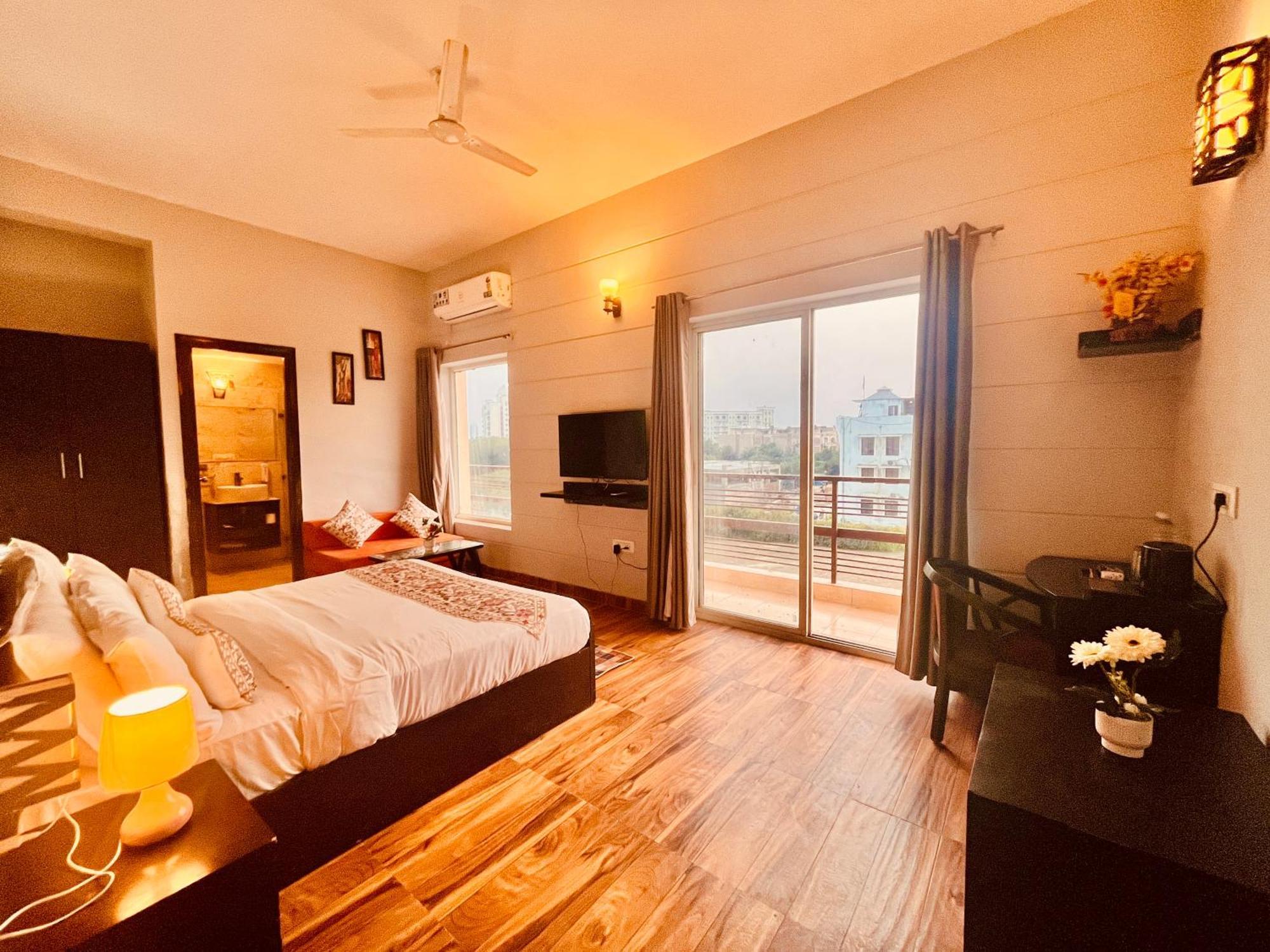 Hotel The Sapphire 1,2,3 Bedrooms Available In Omaxe - A Four Star Luxury 4*