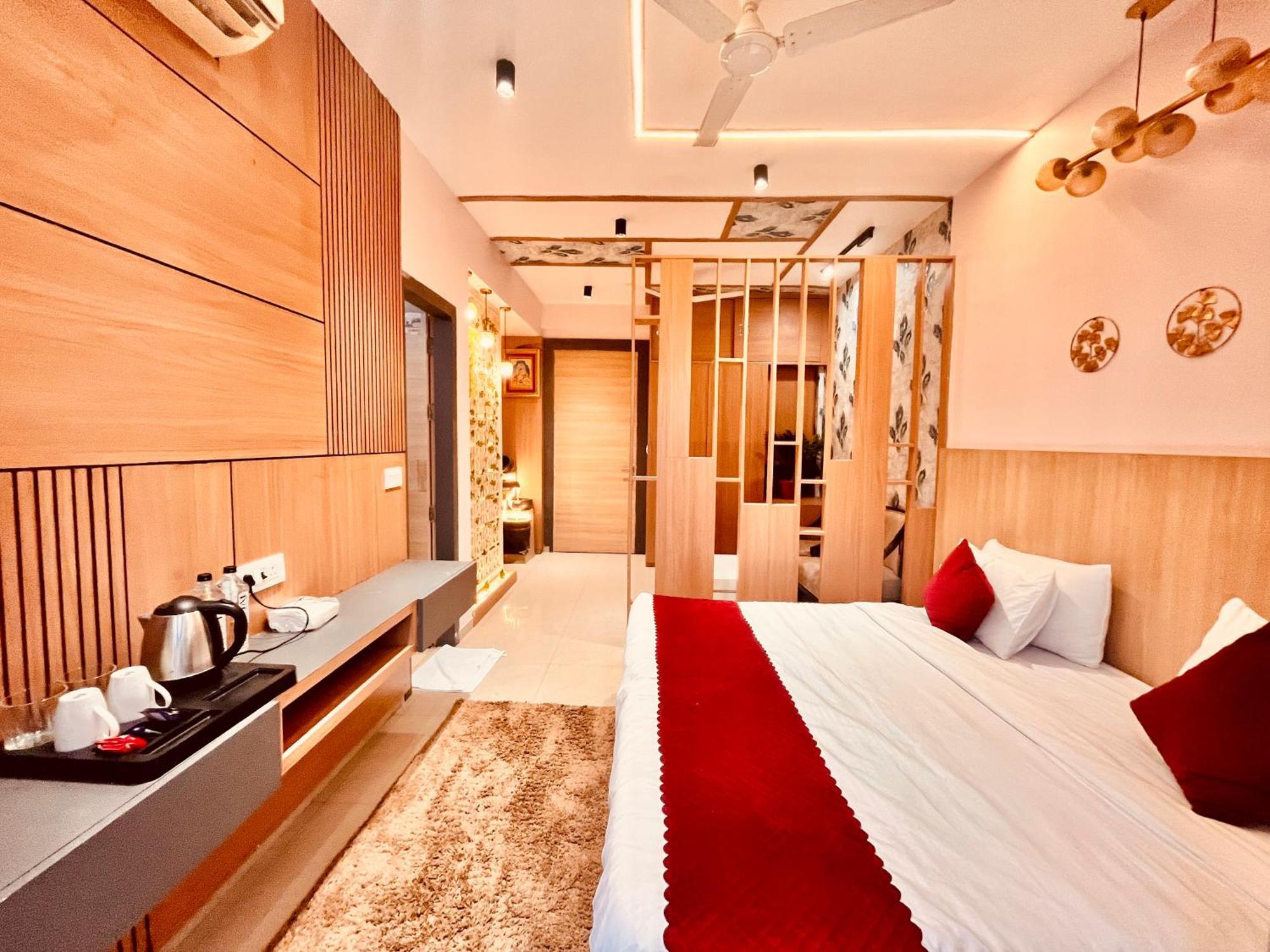 Hotel The Sapphire 1,2,3 Bedrooms Available In Omaxe - A Four Star Luxury