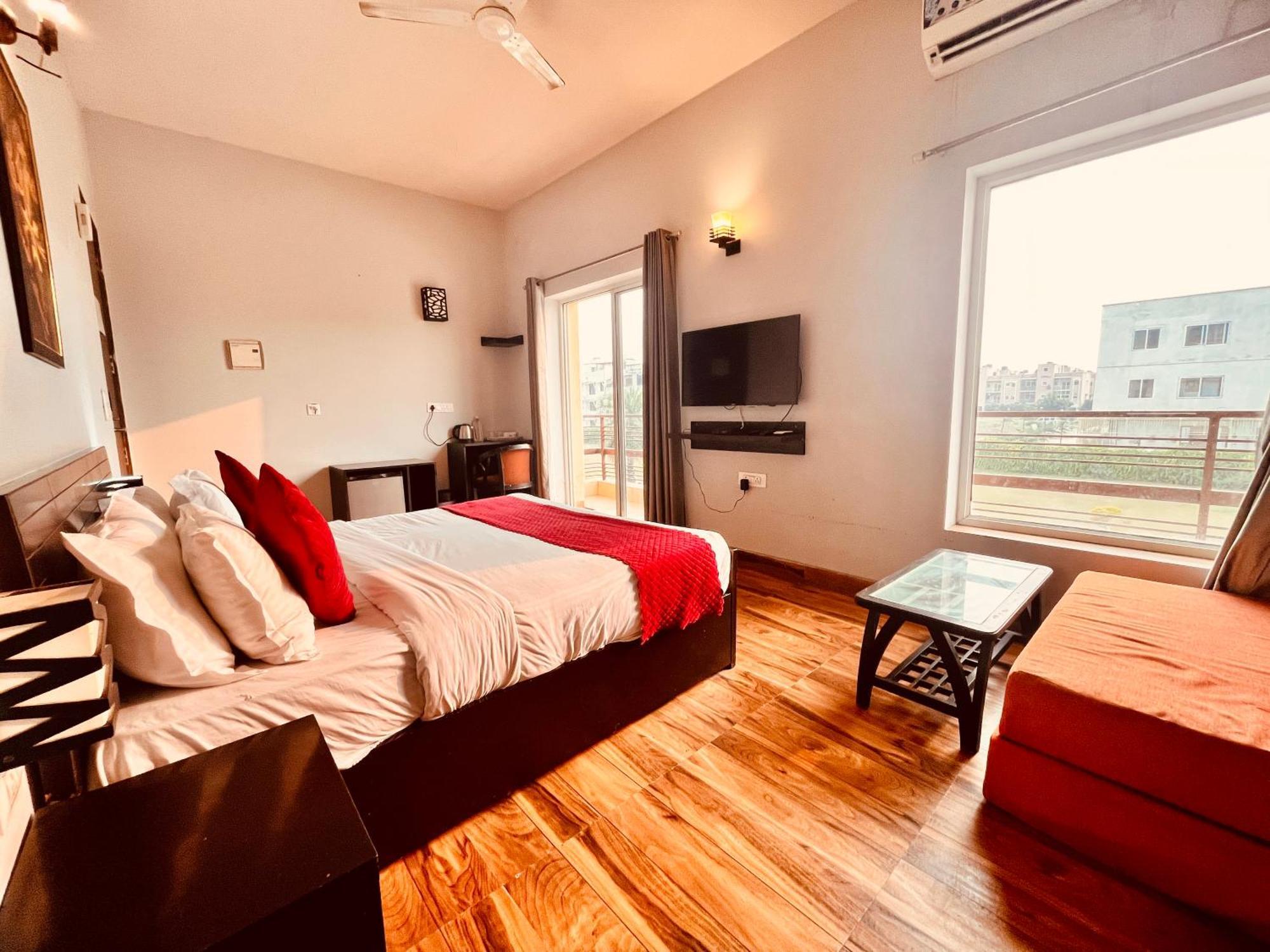 Hotel The Sapphire 1,2,3 Bedrooms Available In Omaxe - A Four Star Luxury 4*