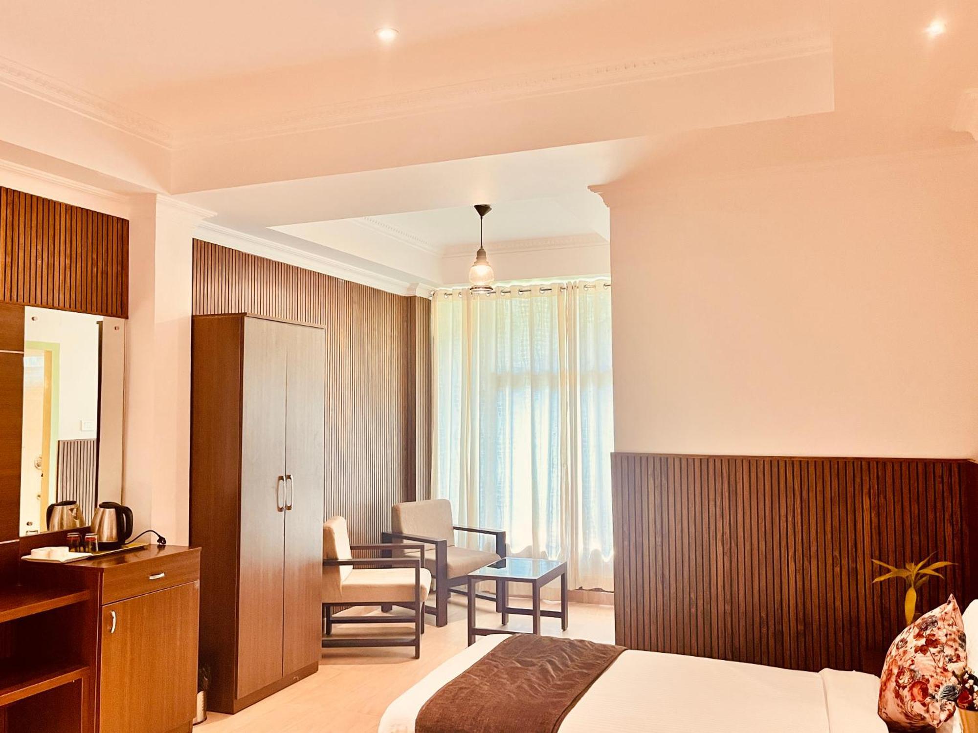 Hotel The Sapphire 1,2,3 Bedrooms Available In Omaxe - A Four Star Luxury 4*