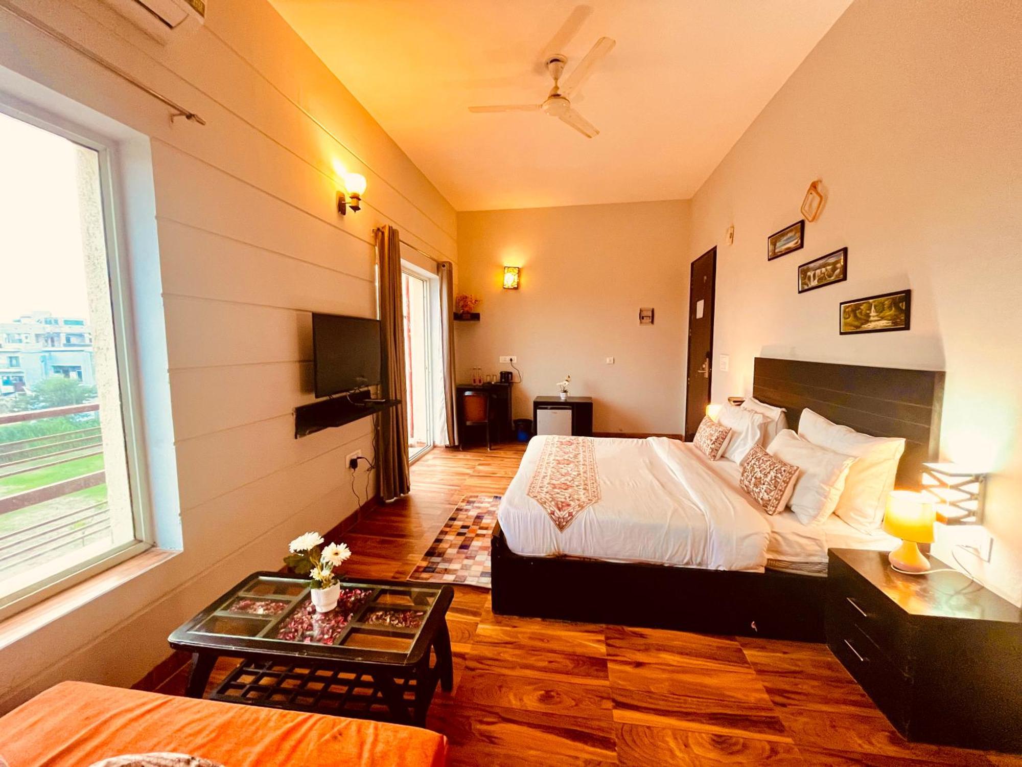 Hotel The Sapphire 1,2,3 Bedrooms Available In Omaxe - A Four Star Luxury 4*
