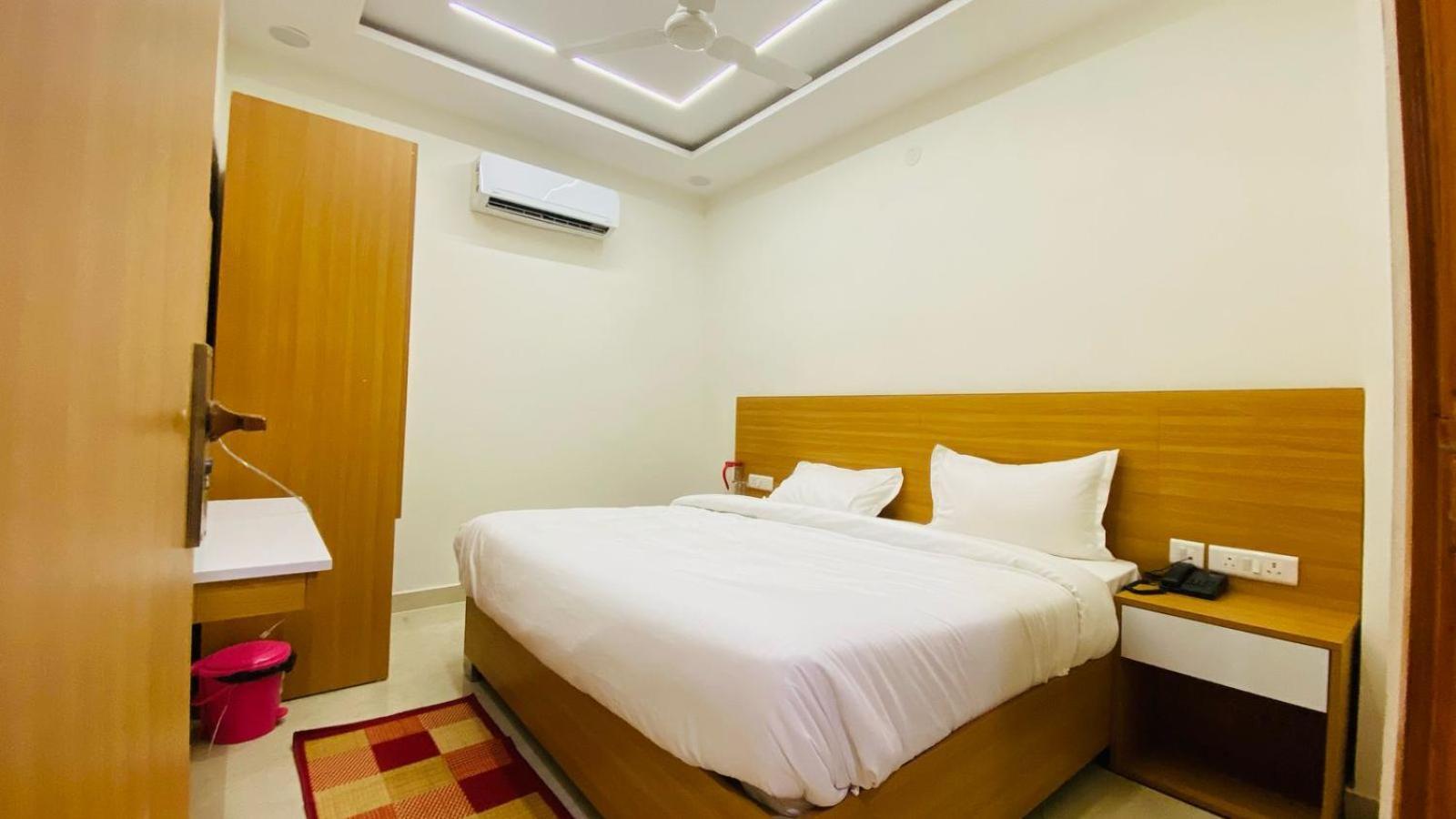 Shri Bansuri Dham Hotel