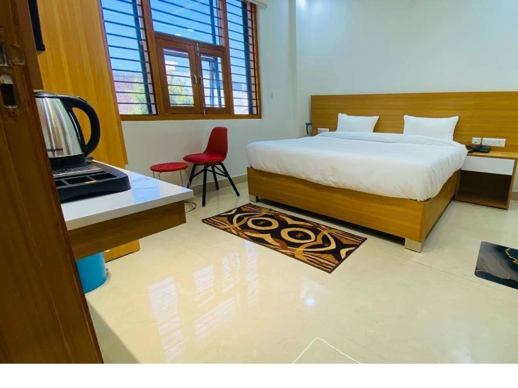 Hotel Shri Bansuri Dham Vrindavan