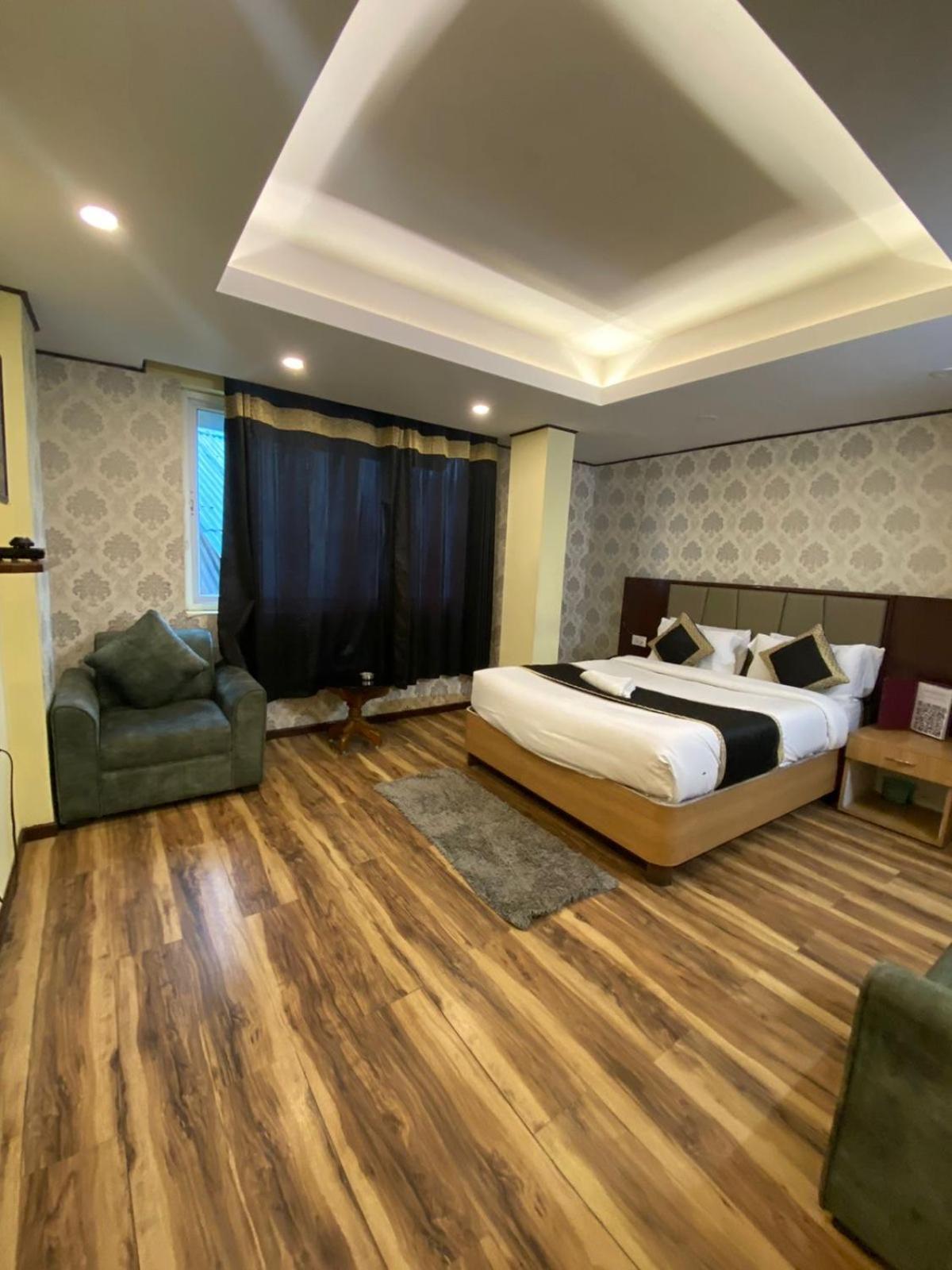 Hotel Premium Oliver - Near Prem Mandir- Fully Ac With Inhouse Parking
