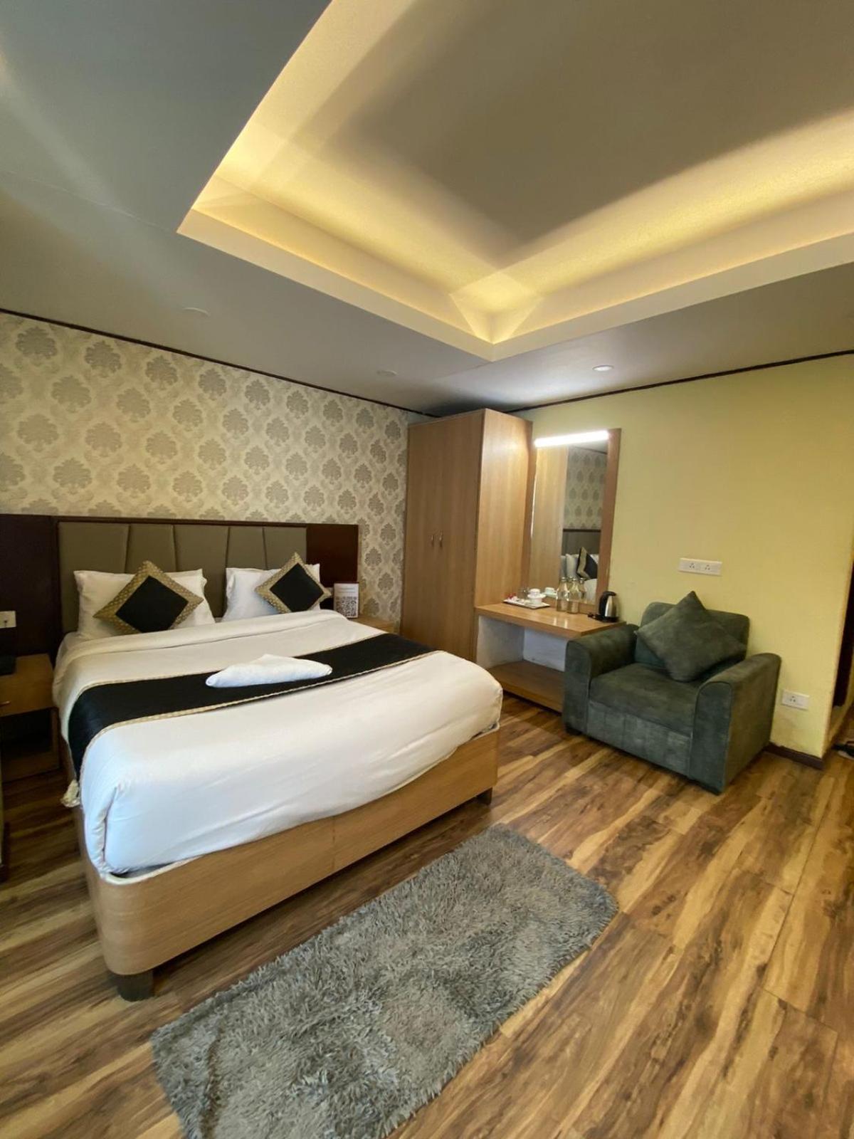 Premium Oliver - Near Prem Mandir- Fully Ac With Inhouse Parking Hotel *