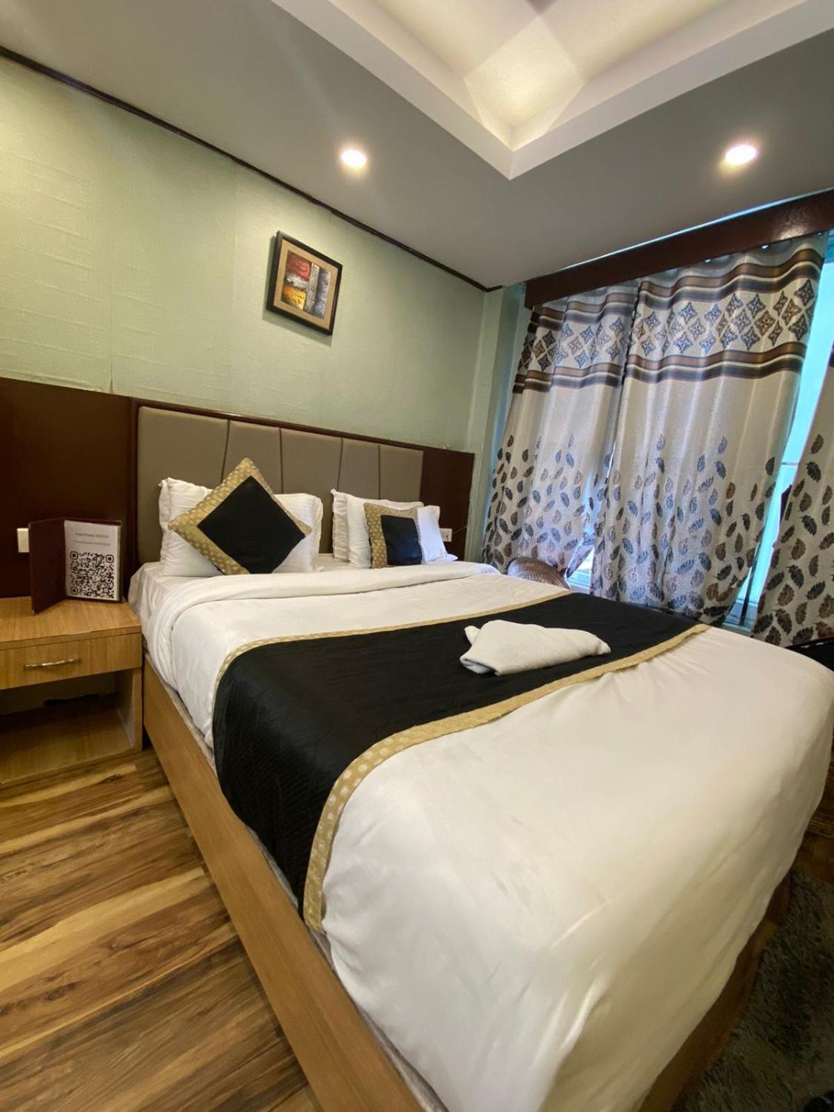 Premium Oliver - Near Prem Mandir- Fully Ac With Inhouse Parking