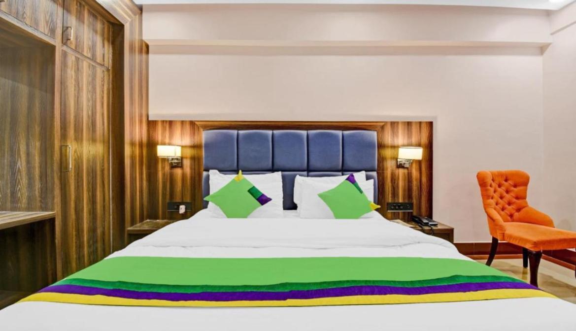 Light House -free Unlimited 5g Internet, In House Parking- Fully Ac - Near Prem Mandir Guest house *