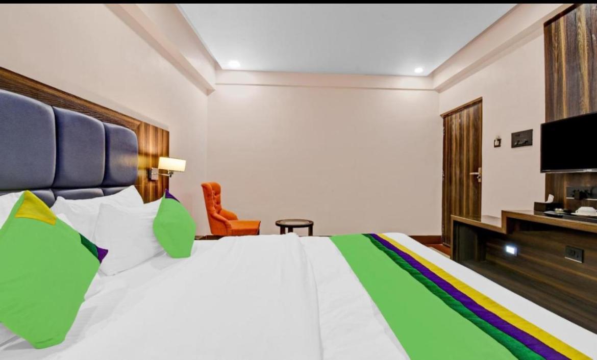Light House -free Unlimited 5g Internet, In House Parking- Fully Ac - Near Prem Mandir