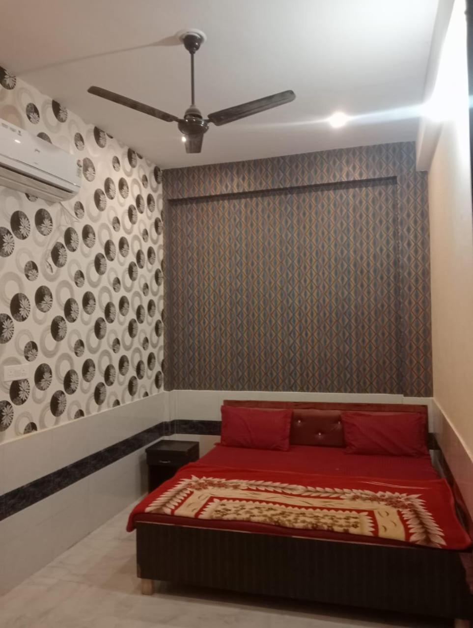 Guest house Kaka Near Prem Mandir And 100 Mt Far Away From Premanand Maharaj G *
